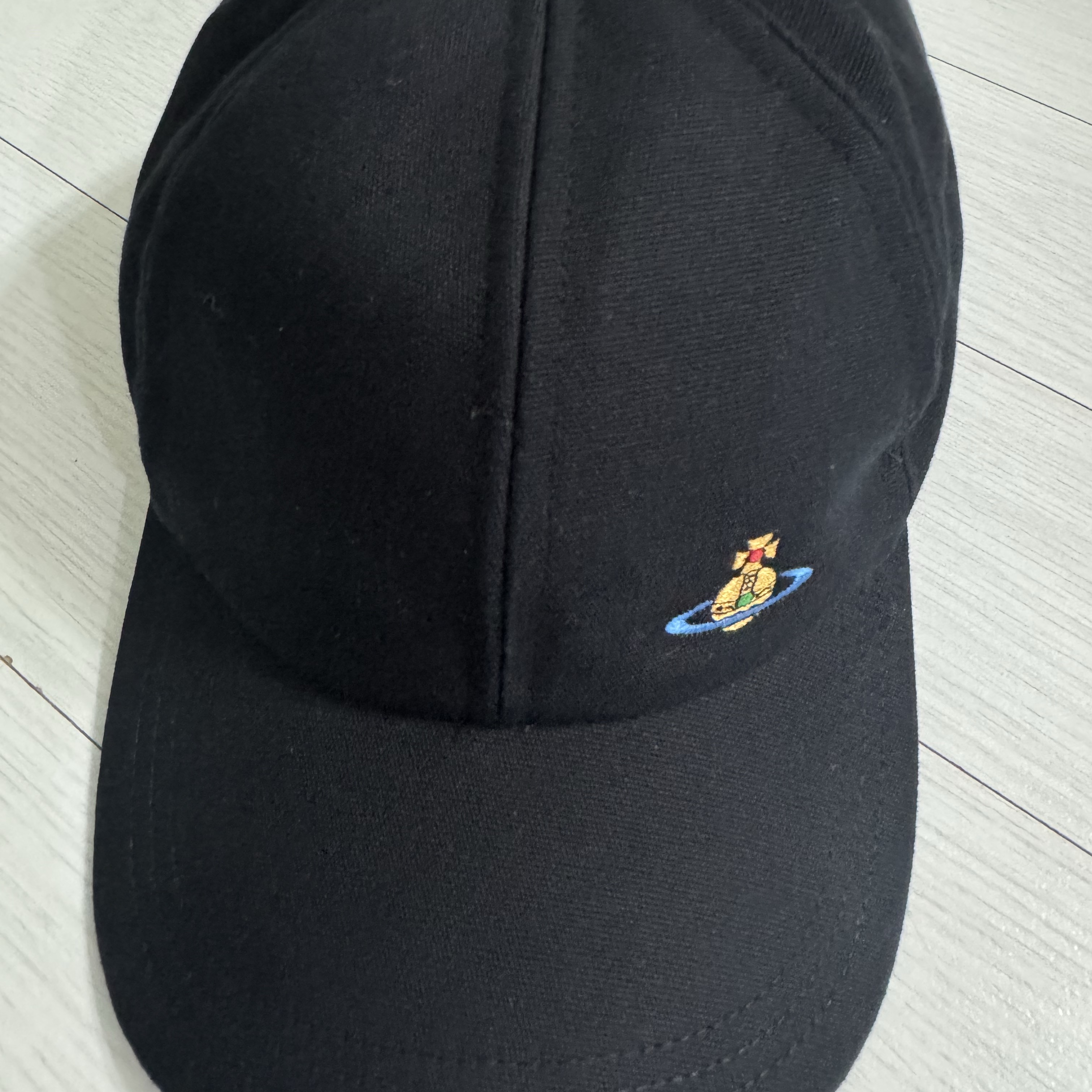 Vivienne Westwood Orb Logo Ball Cap Black 착용 스타일