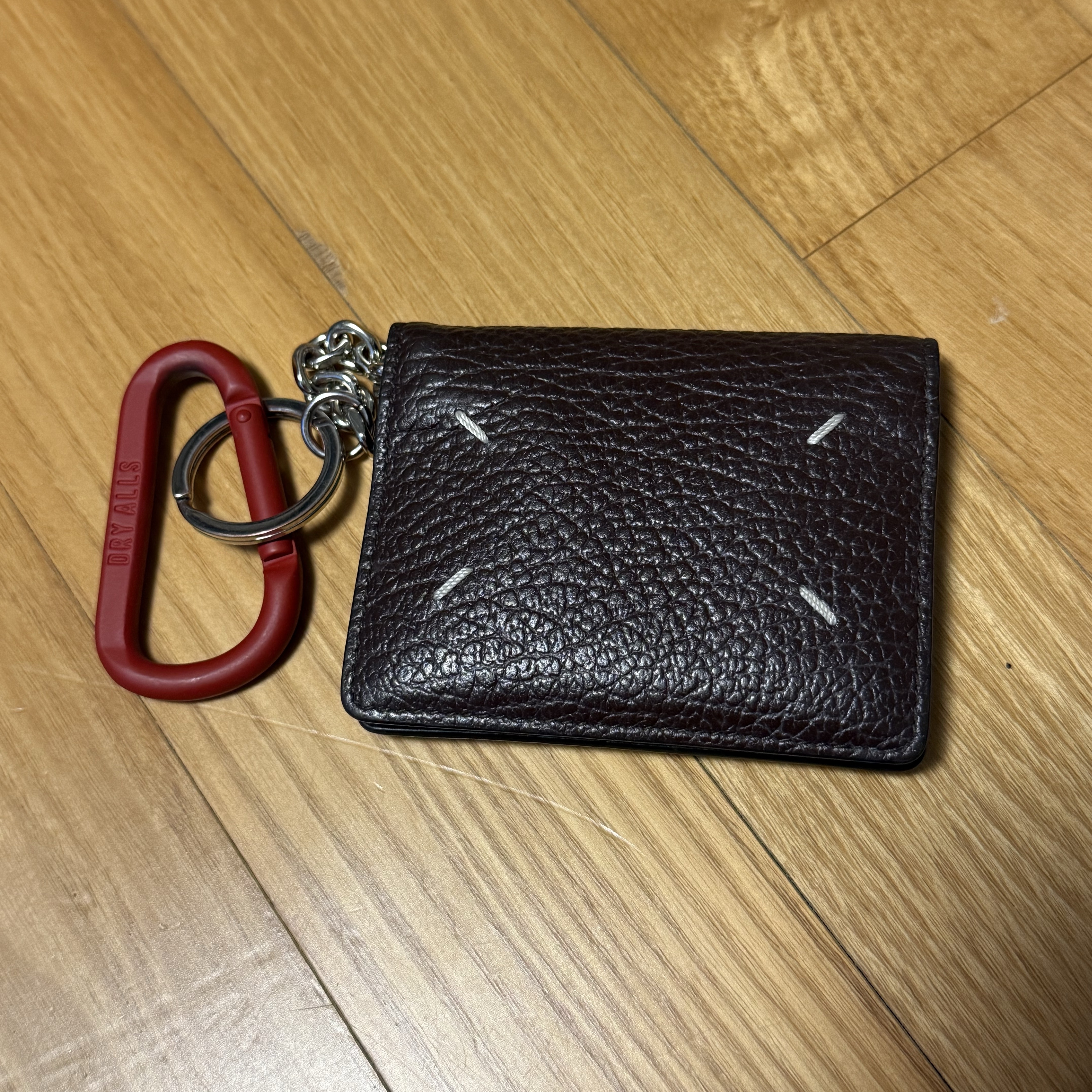 Maison Margiela Four Stitches Keyring Card Holder Brown, Human Made Carabiner Red 착용 스타일 - 1