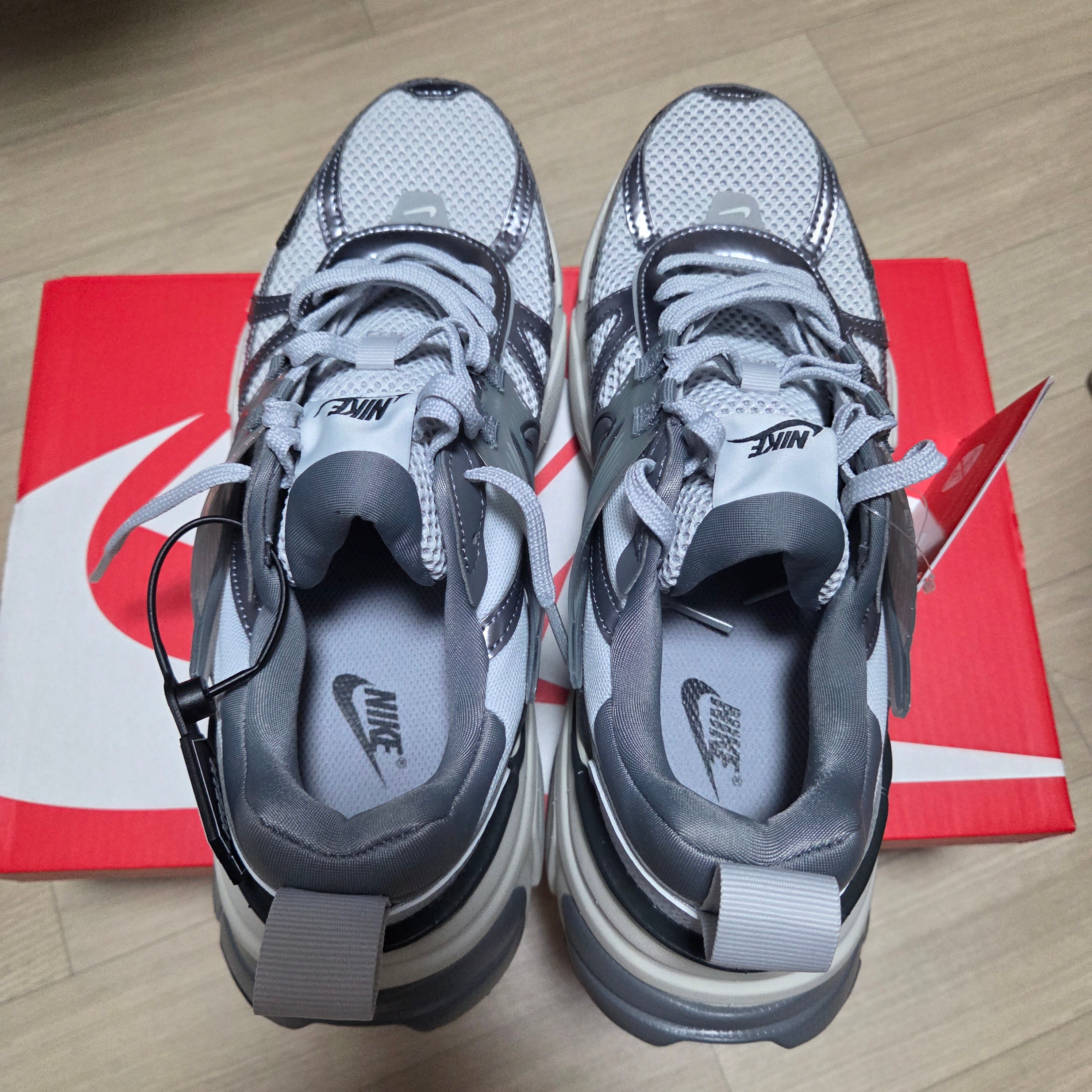 Nike V2K Run Pure Platinum Wolf Grey 착용 스타일 - 6