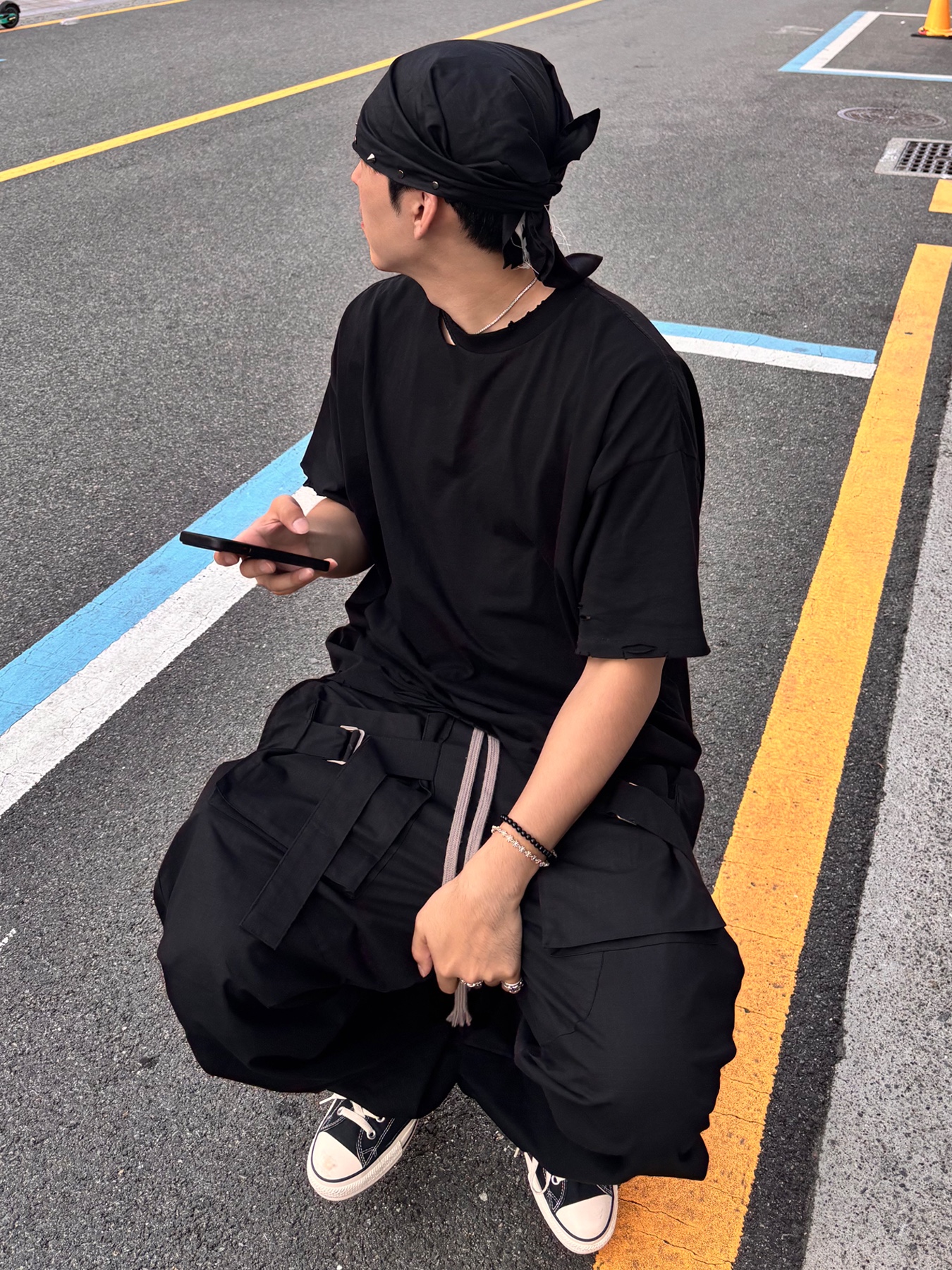Hommless Distressed Regular Tee Black, Wapworks Wide Safety Cargo Pants Black 착용 스타일 - 2