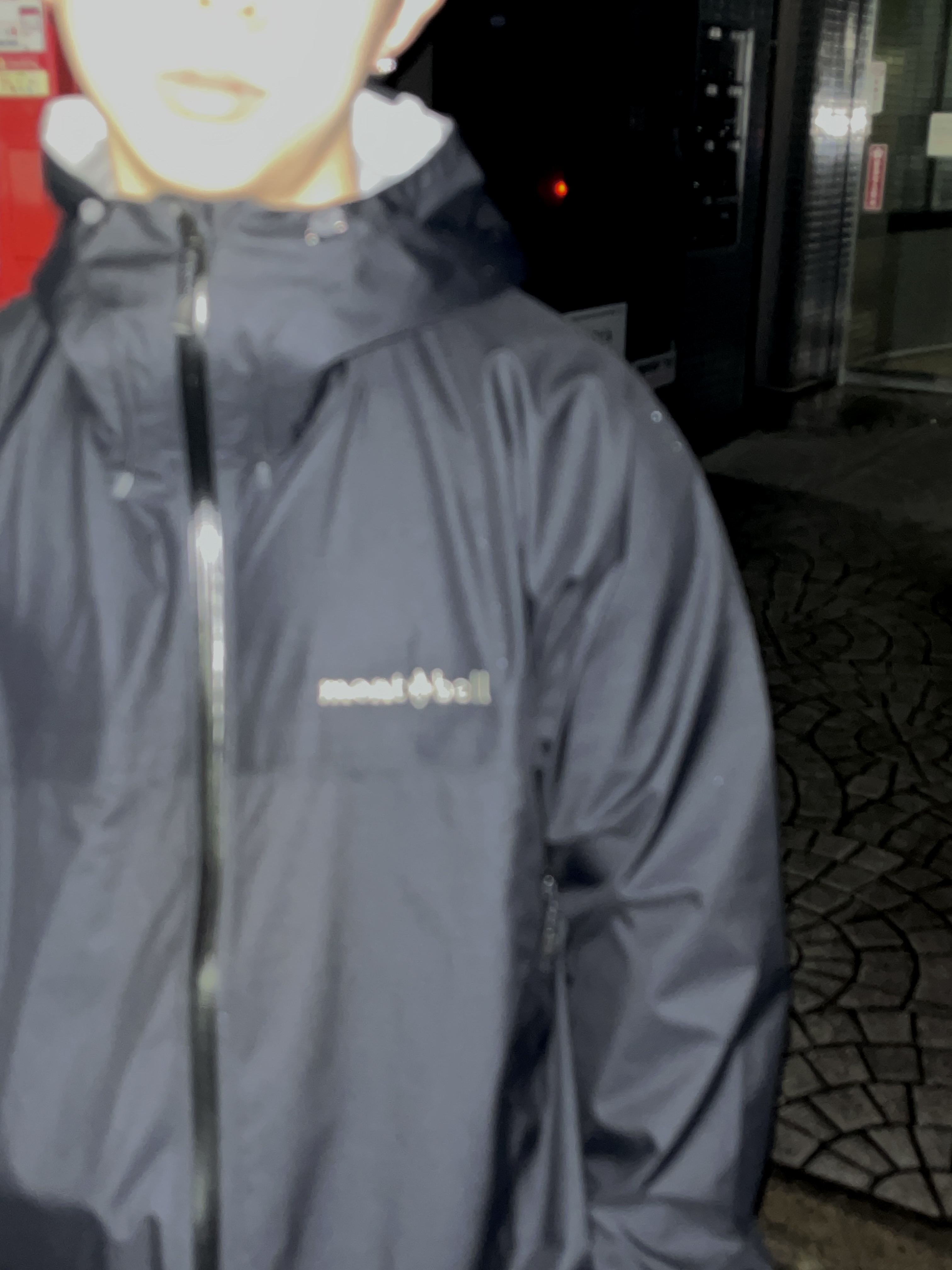Salomon Trailblazer 20 Black, Montbell Rain Trekker Jacket Black 착용 스타일 - 2