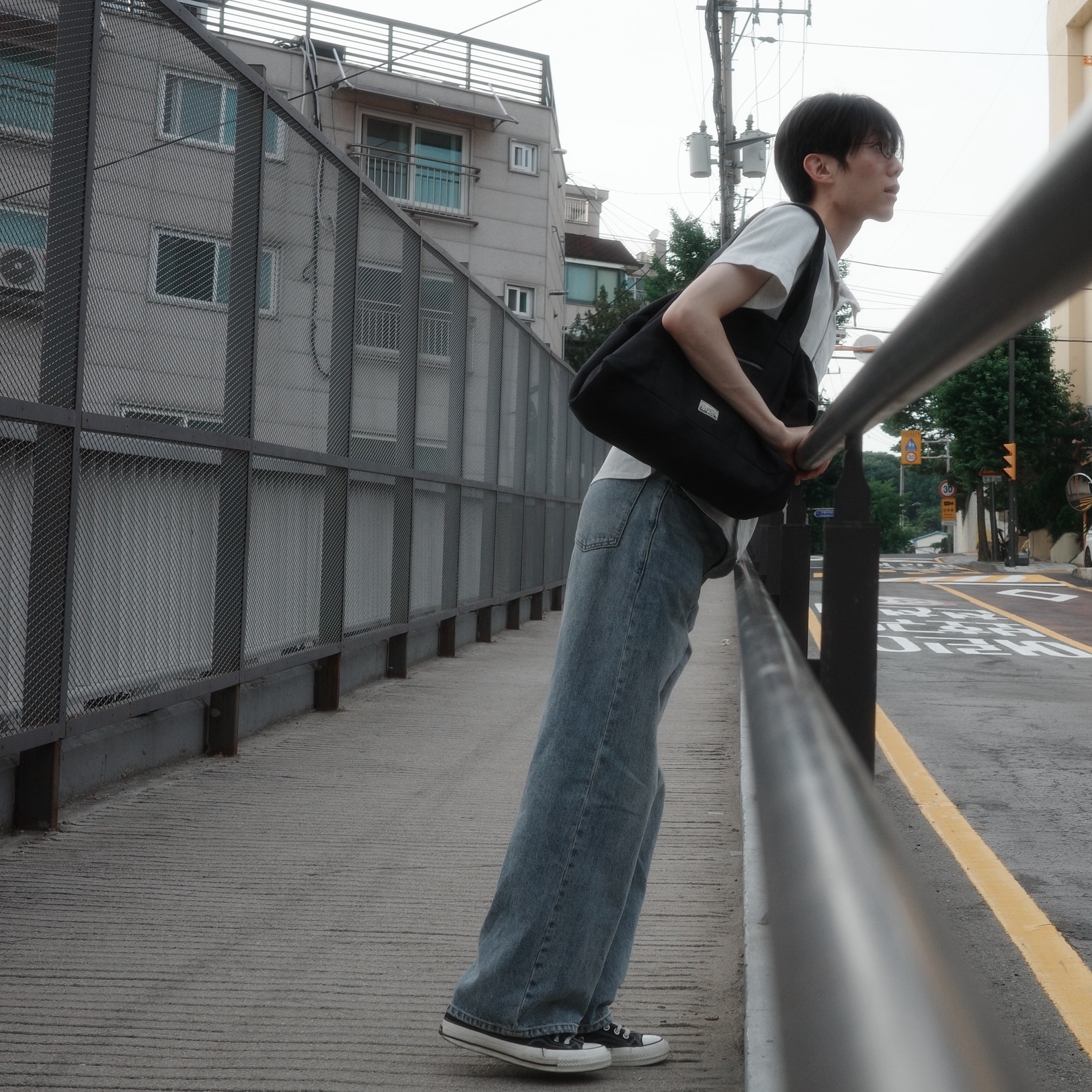 Millo Archive Tonal Weave Half Shirt Light Blue, Millo Archive Bleak Overdyed Boston Bag Black 착용 스타일 - 2