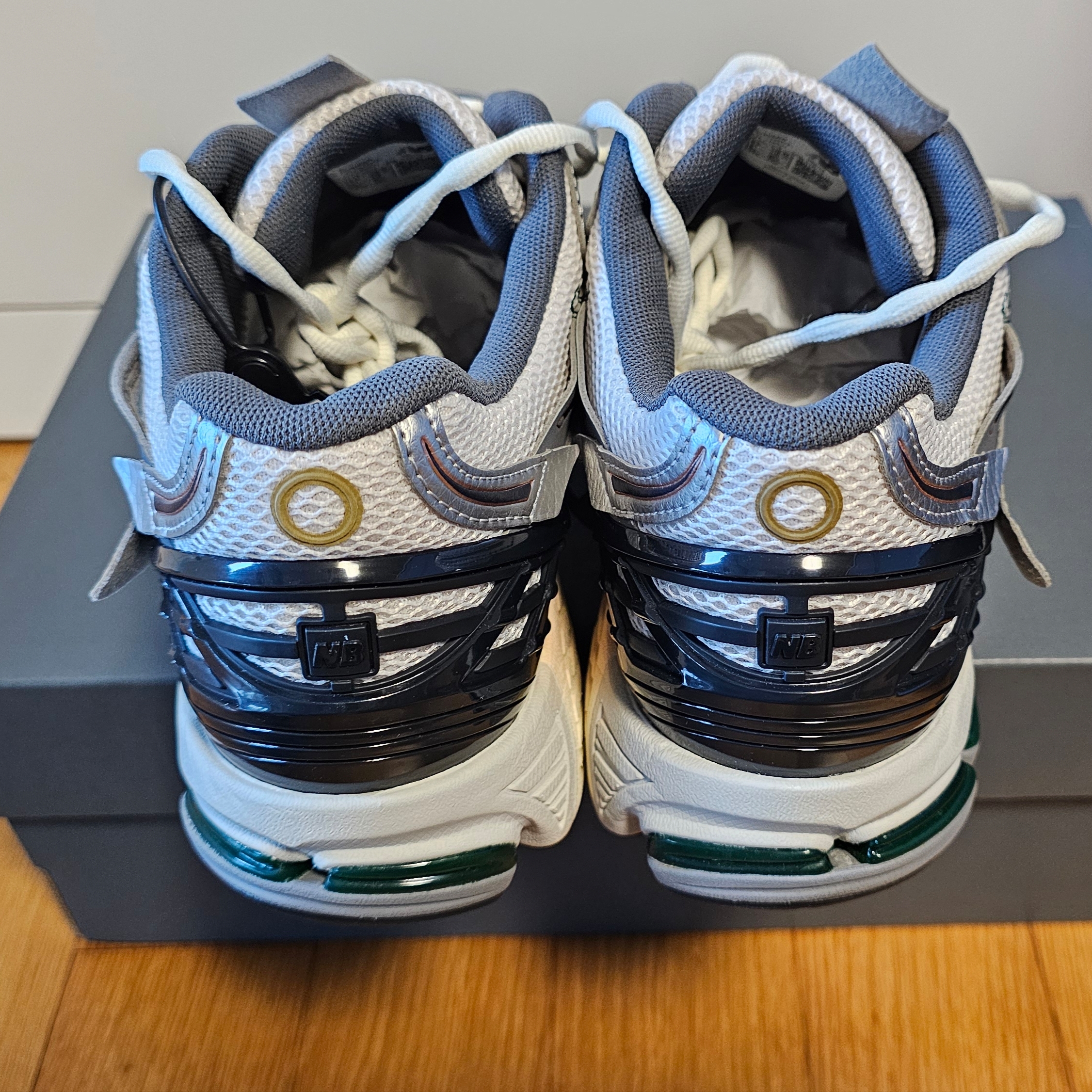 New Balance 1906A Silver Metallic Castlerock 착용 스타일