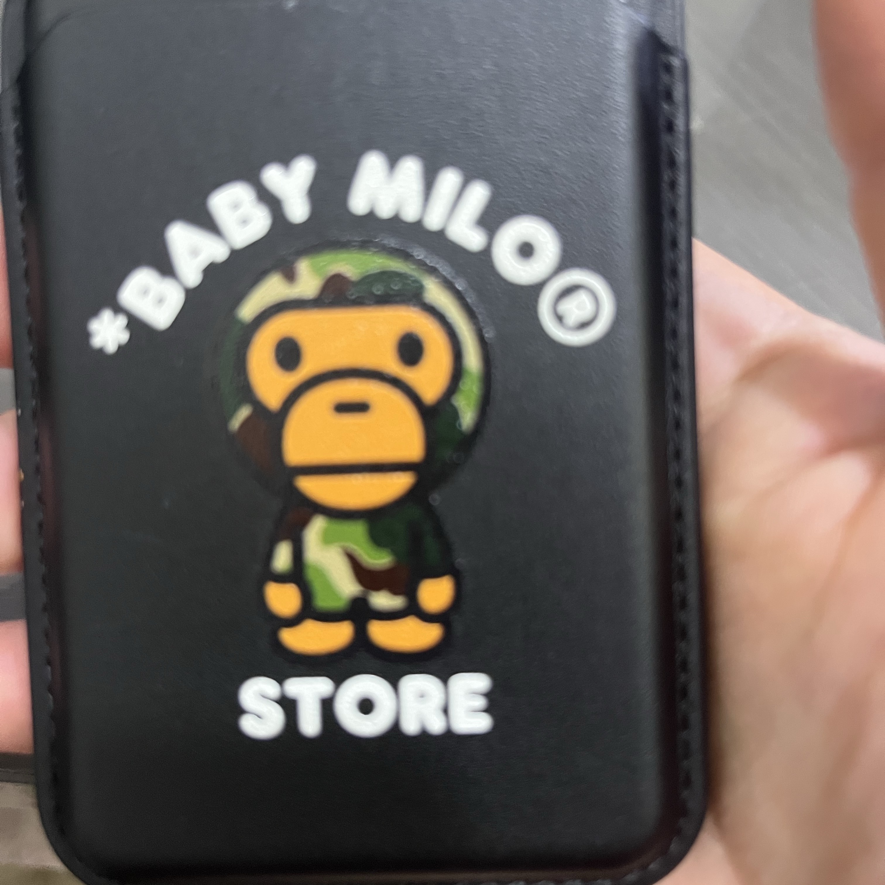 BAPE Baby Milo MagSafe Card Holder Black 착용 스타일