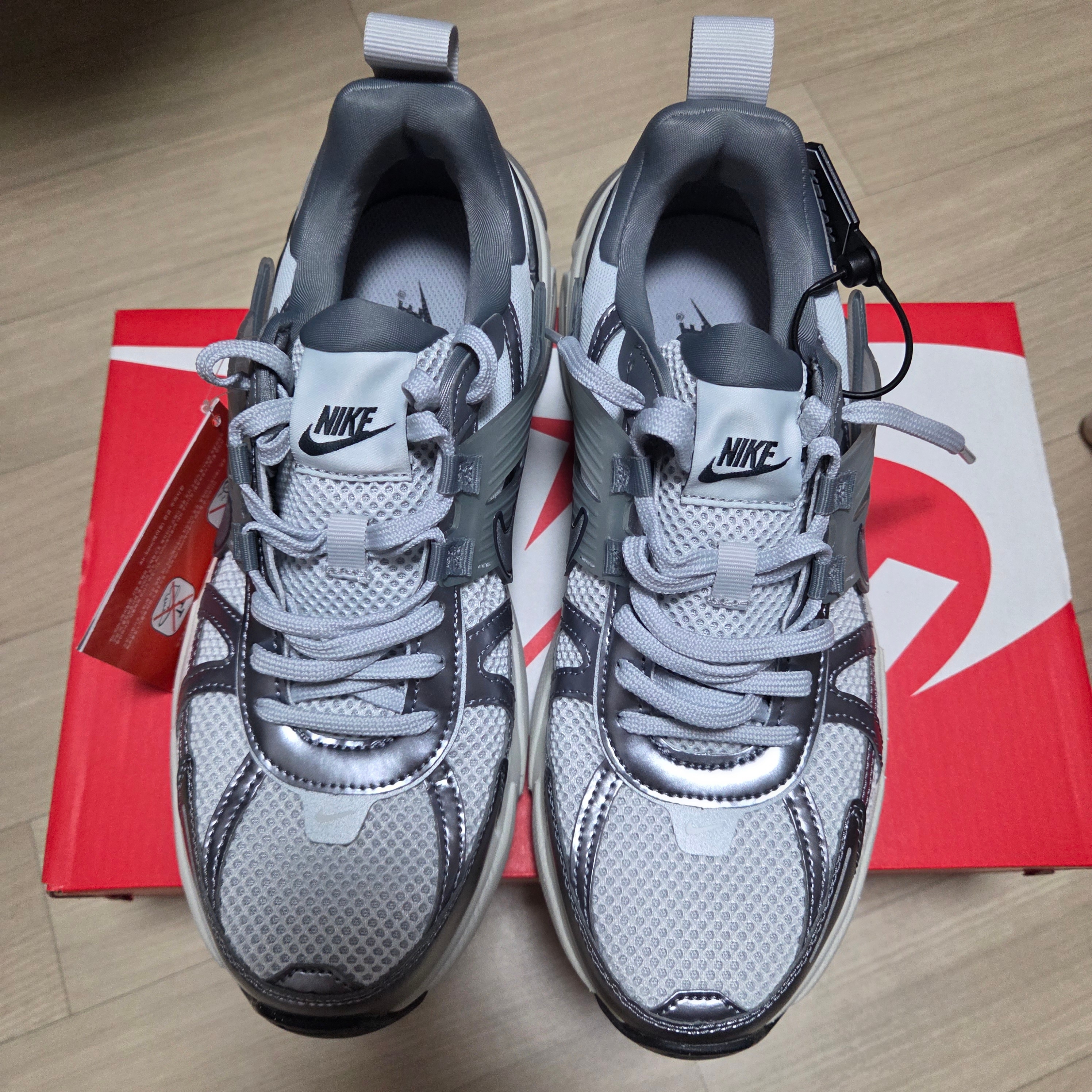 Nike V2K Run Pure Platinum Wolf Grey 착용 스타일 - 5
