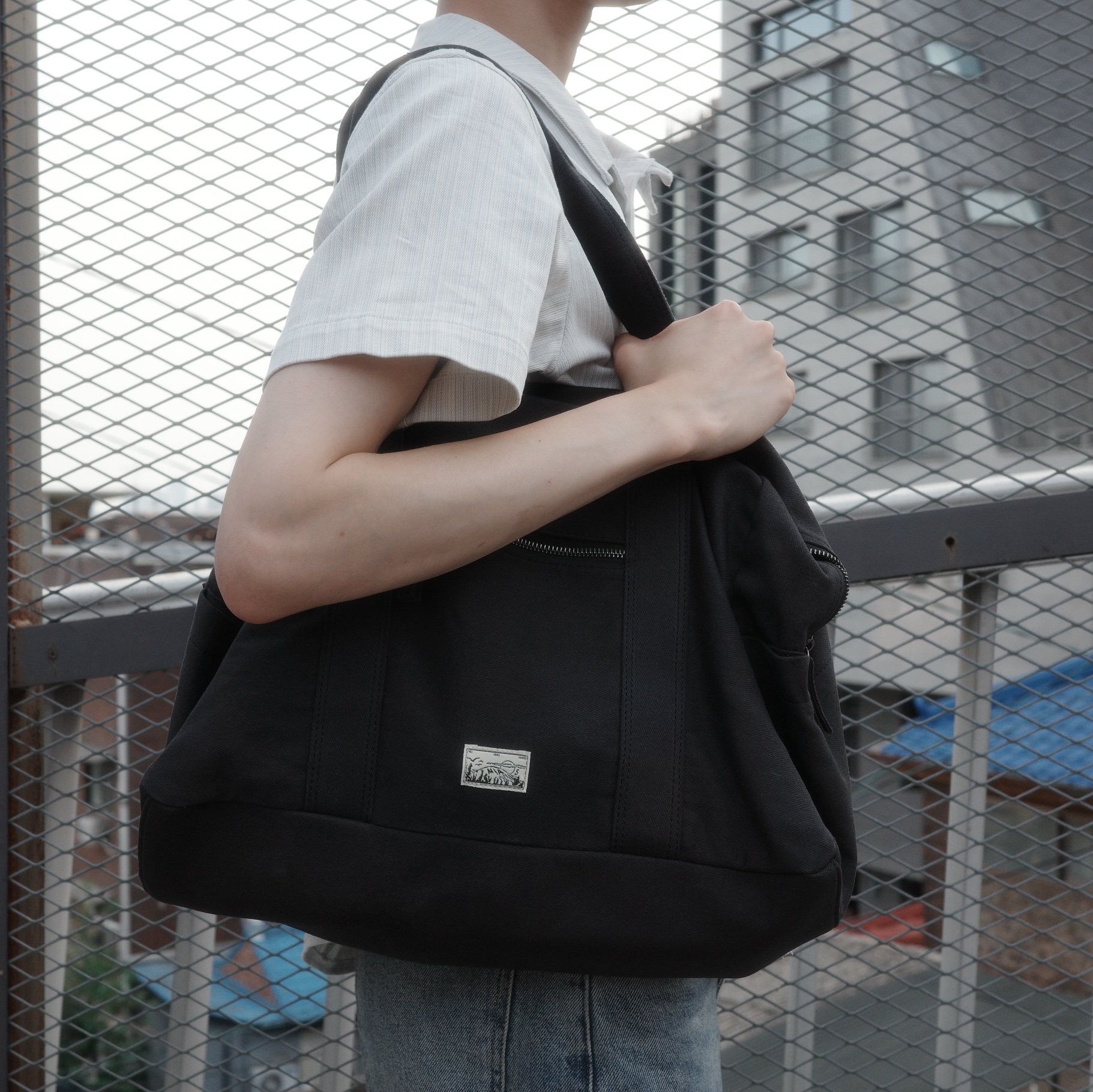 Millo Archive Tonal Weave Half Shirt Light Blue, Millo Archive Bleak Overdyed Boston Bag Black 착용 스타일 - 4