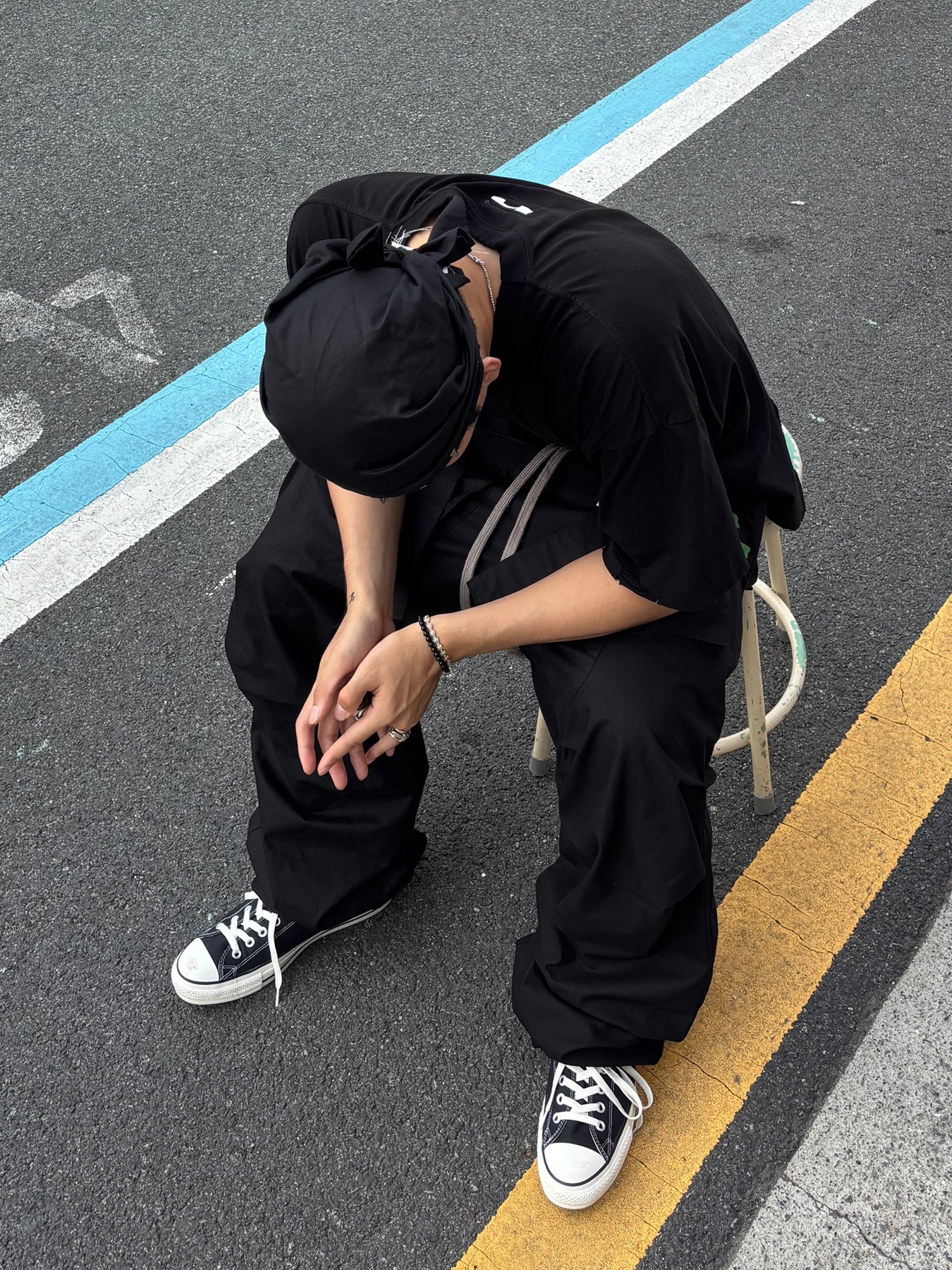 Hommless Distressed Regular Tee Black, Wapworks Wide Safety Cargo Pants Black 착용 스타일 - 4