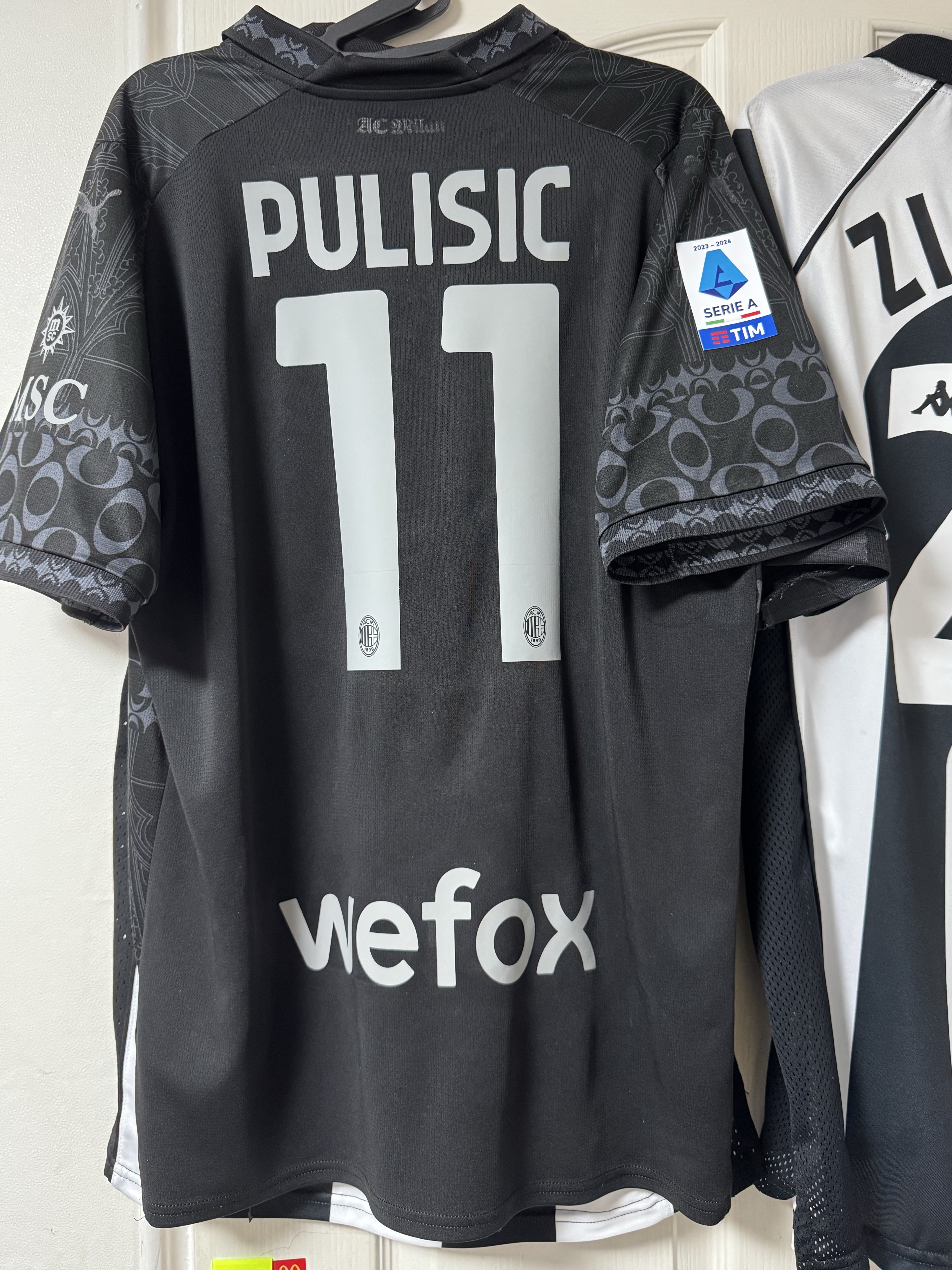 Puma x Pleasures AC Milan  2023/24 4th Jersey Replica Puma Black Asphalt (Non Marking Ver.) 착용 스타일