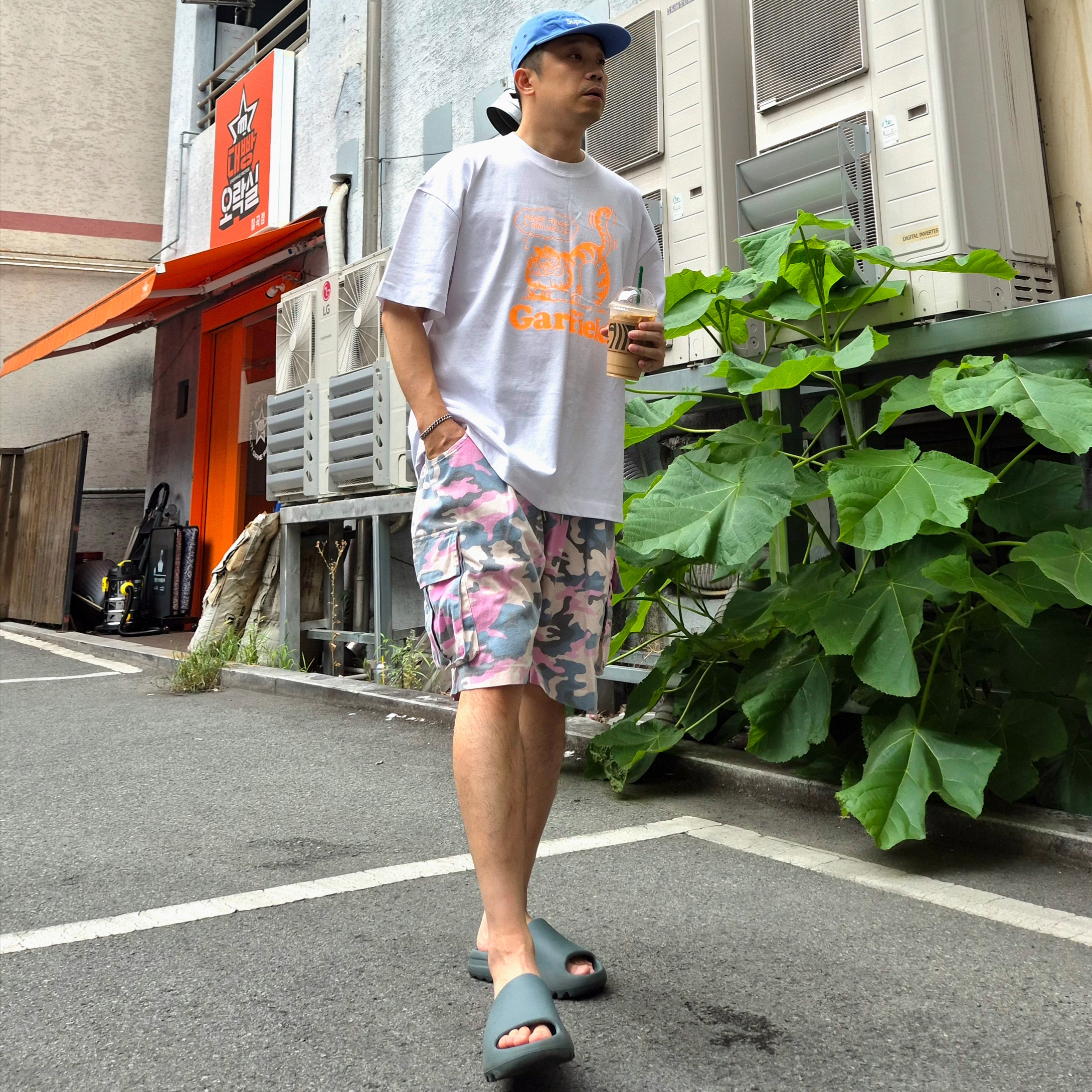 Adidas Yeezy Slide Slate Marine, Supreme Washed Chino Twill Camp Cap Light Royal - 24SS 착용 스타일 - 3