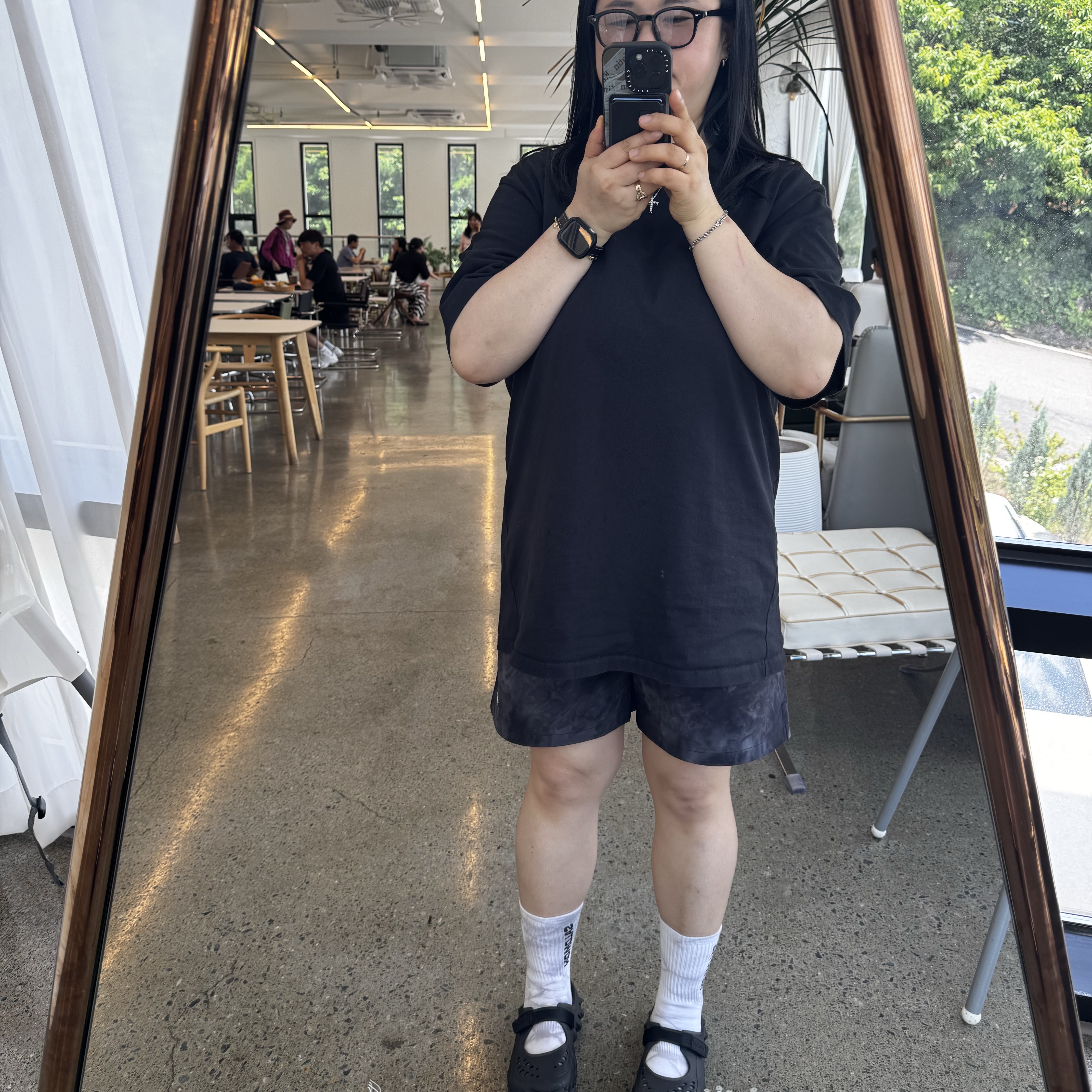 (W) Crocs Echo Mary Jane Clog Black, Salomon Blast 6 Shorts Dark Charcoal 착용 스타일