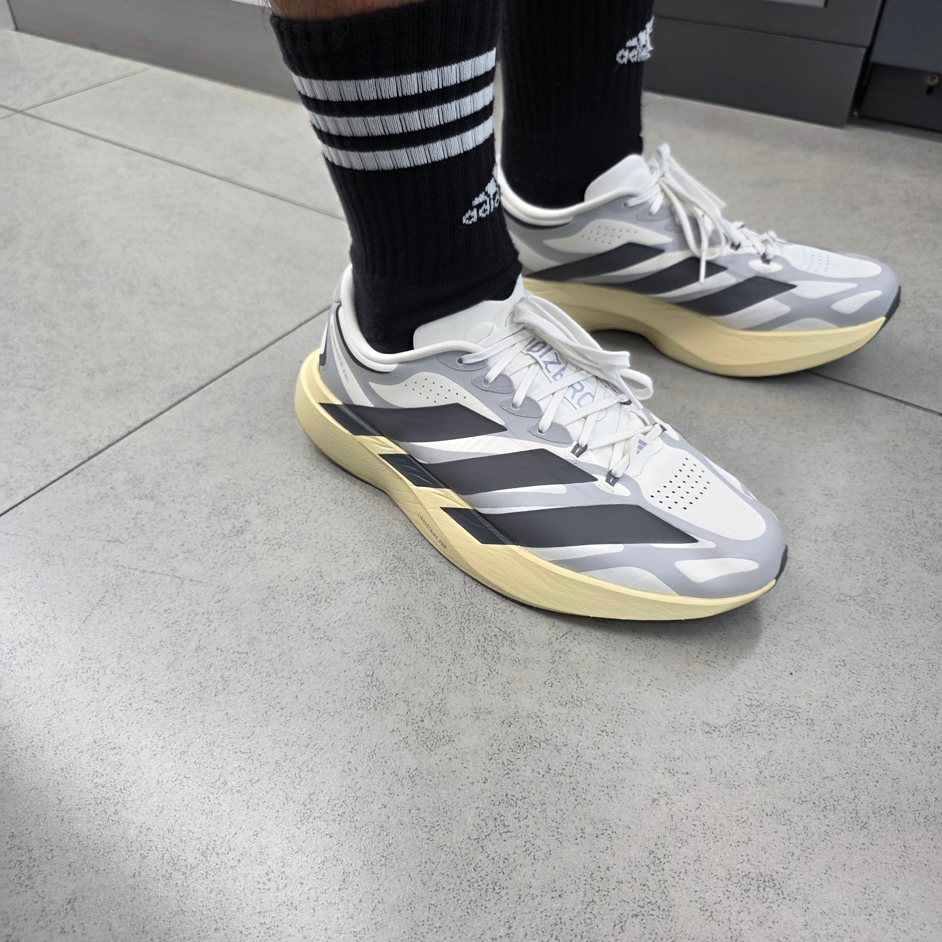 Adidas Adizero EVO SL EXO Core White Utility Black 착용 스타일 - 2