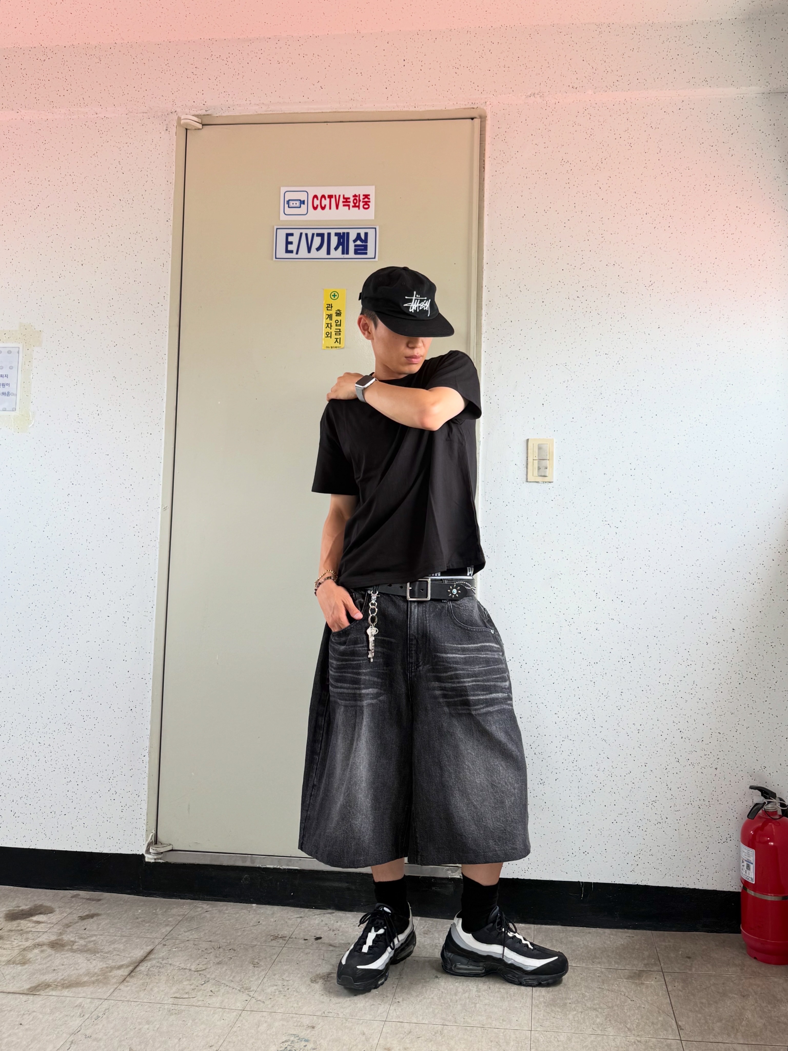 Stussy Basic Strapback Cap Black, Dr. Martens Adrian Arcadia Leather Loafers Cherry Red 착용 스타일 - 5
