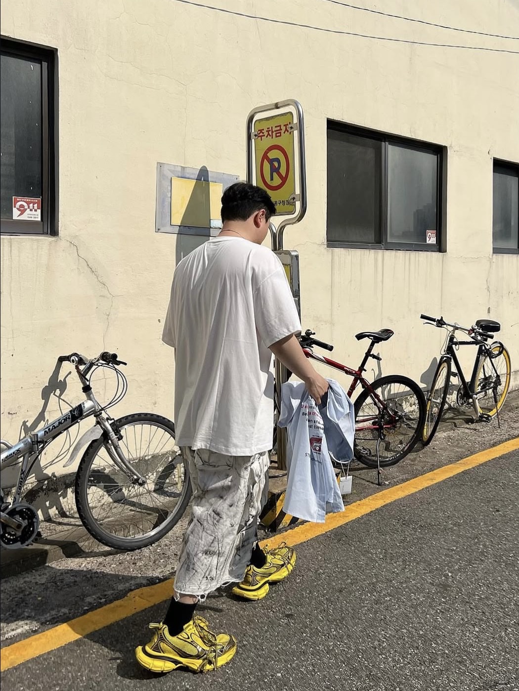 Balenciaga 3XL Sneakers Yellow Black 착용 스타일