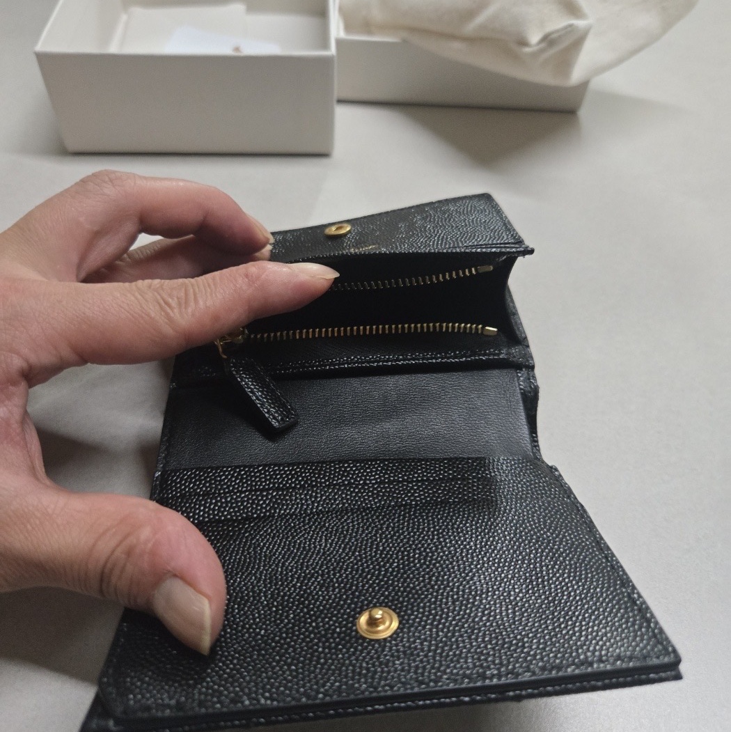 Saint Laurent Gold Monogram Card Case in Grain de Poudre Embossed Leather Black 착용 스타일 - 2