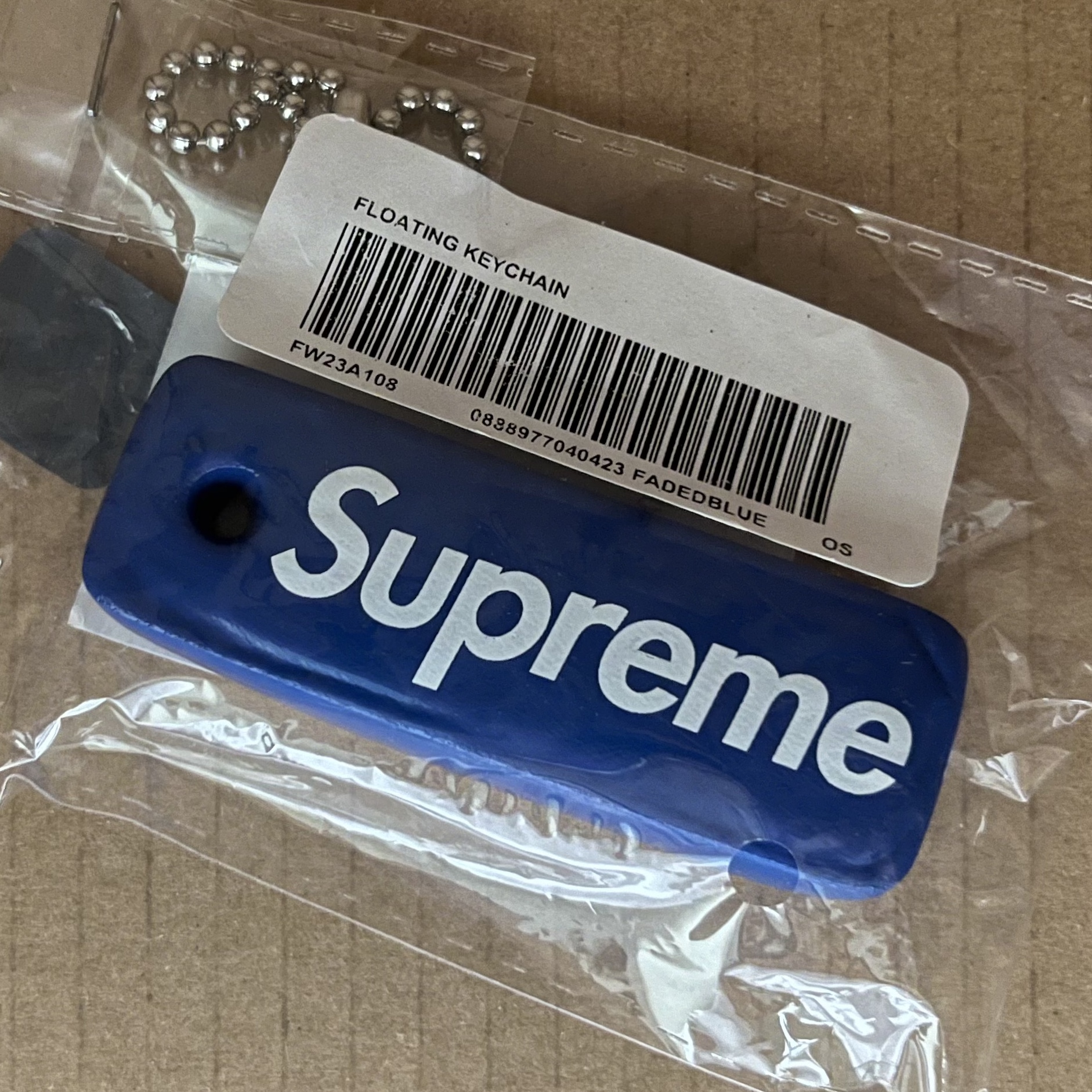 Supreme Floating Keychain Faded Blue - 23FW 착용 스타일