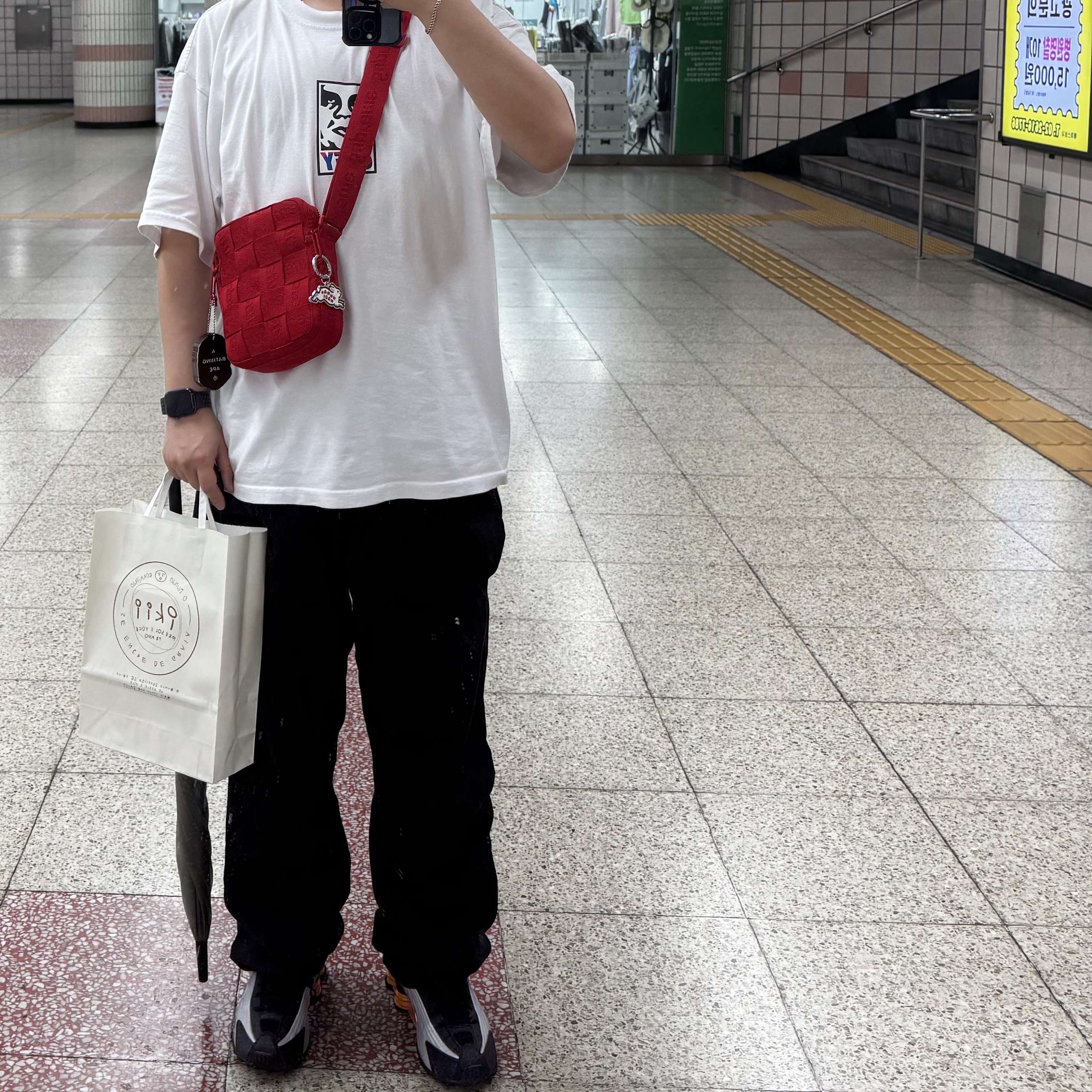 Nike Shox R4 Black Vast Grey, Human Made Animal Keychain #1 Silver 착용 스타일