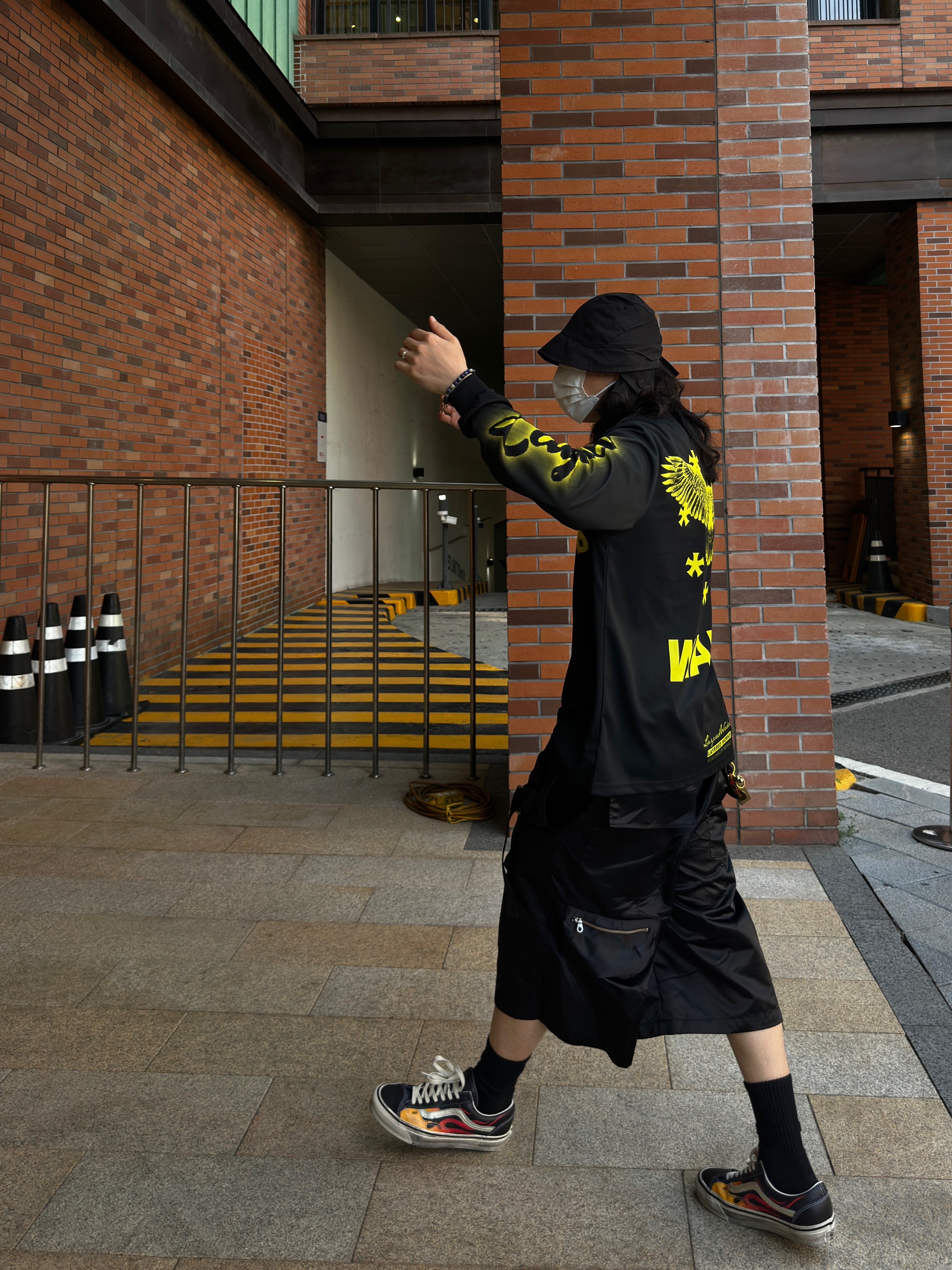 Vans LX Old Skool Flame Black Orange, Wapworks Layered Moto Mesh Jersey Black 착용 스타일 - 3