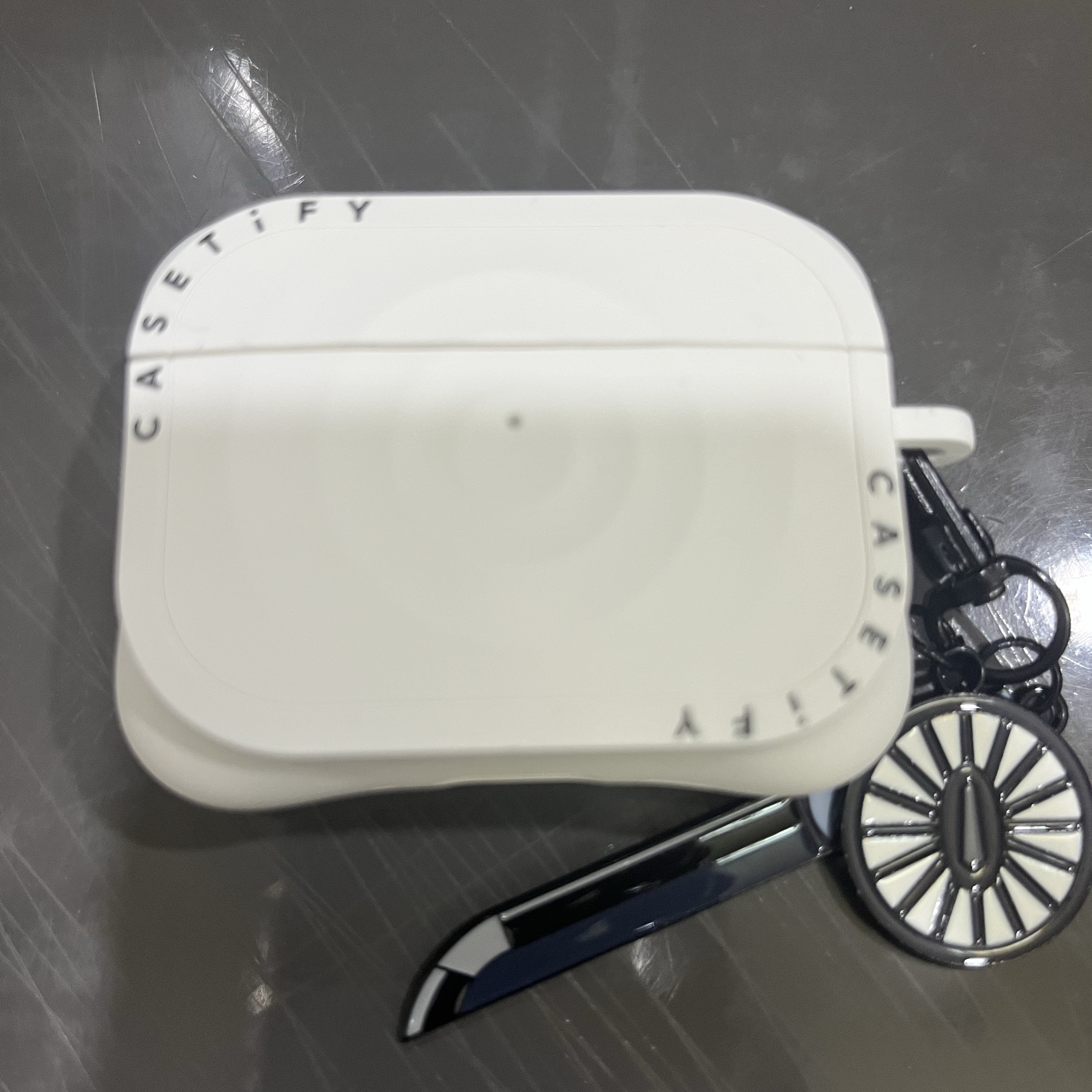 Casetify Essentials Ripple AirPods Pro 3rd Case White 착용 스타일