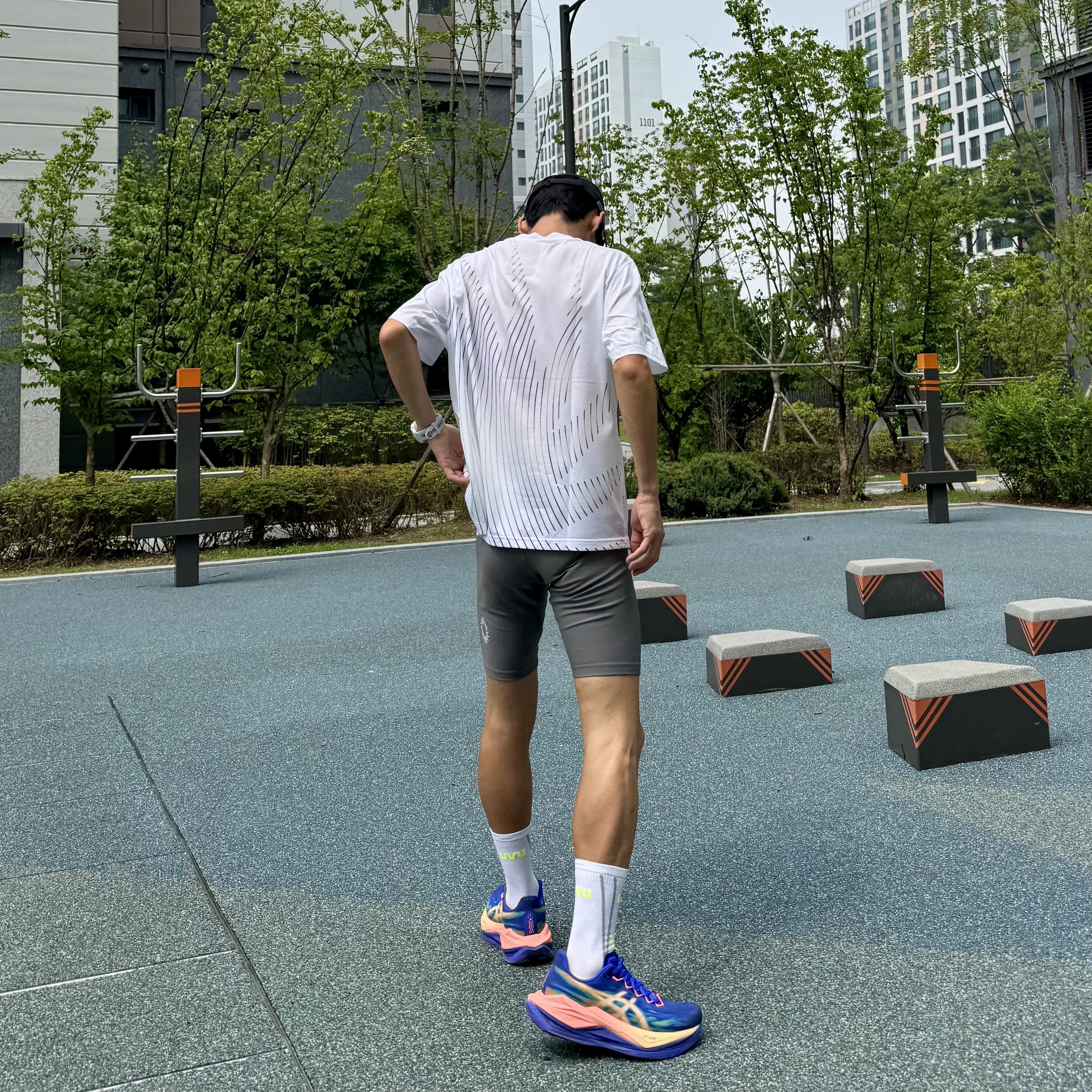 UVU Insignia Mesh Running Top White, Asics Superblast 3 Cobalt Burst Light Orange 착용 스타일 - 2