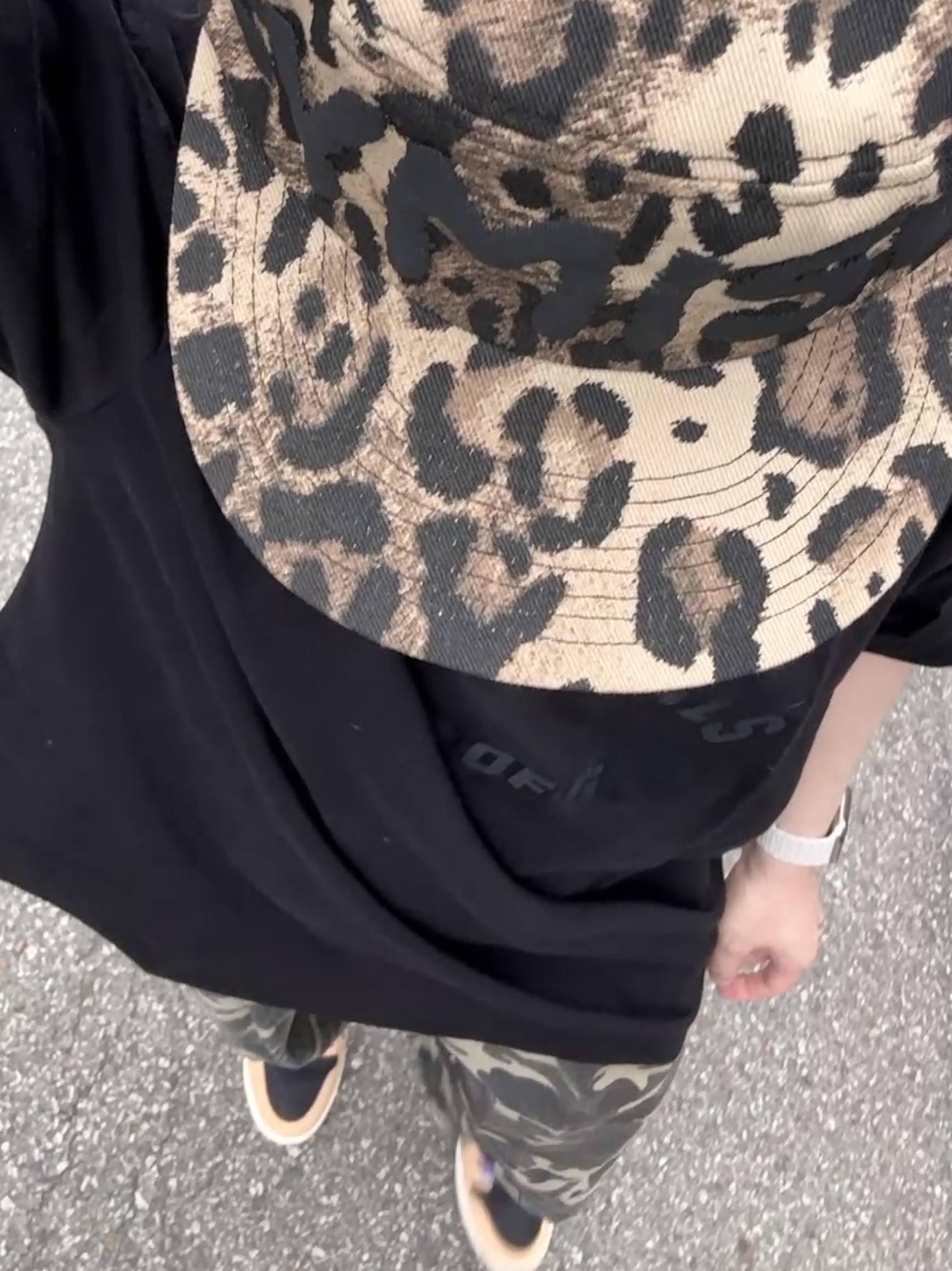 Keymisery Whisper Pillbox Cap Leopard, Essentials The Black Collection T-Shirt Black - 23SS 착용 스타일