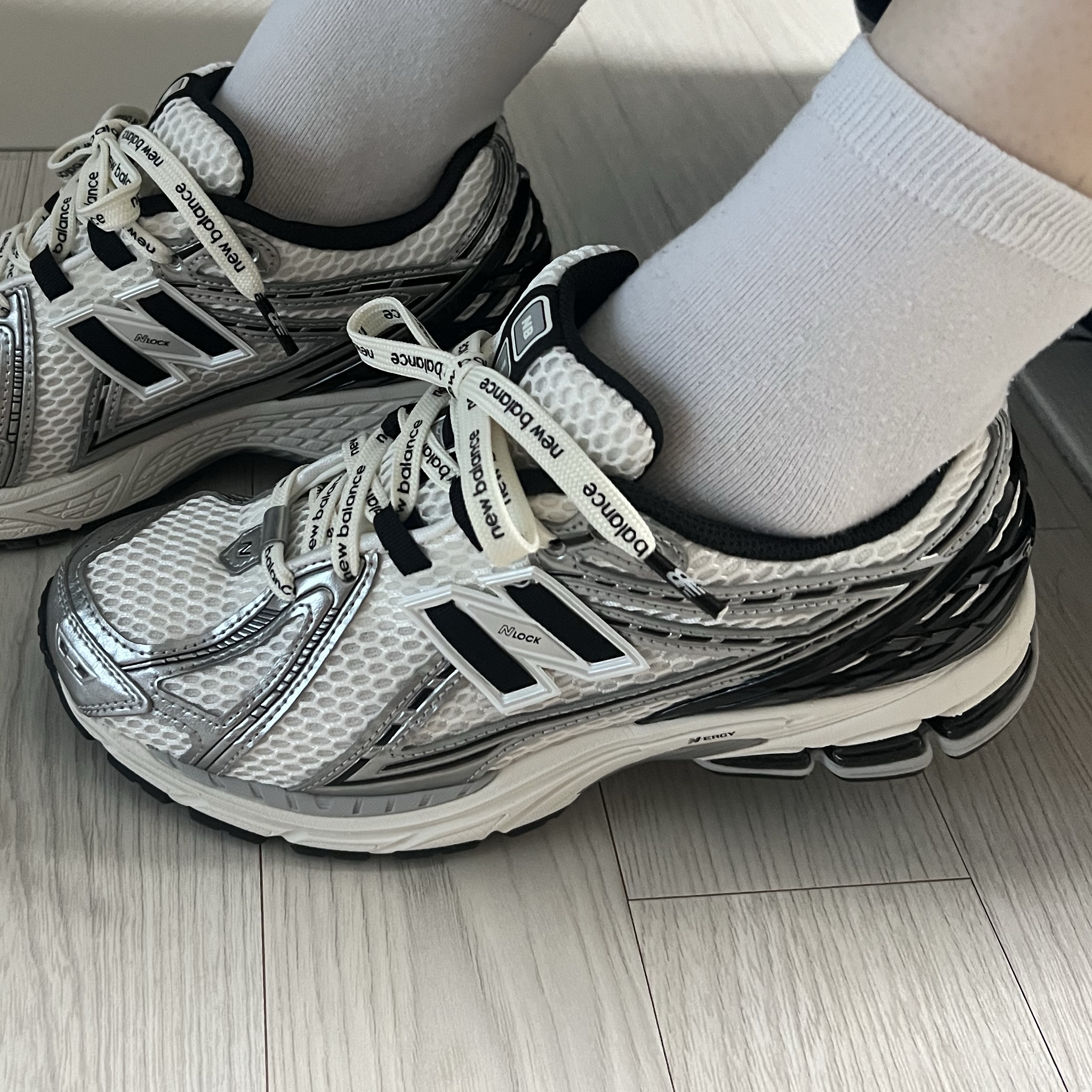 New Balance 1906R Silver Metallic Black 착용 스타일