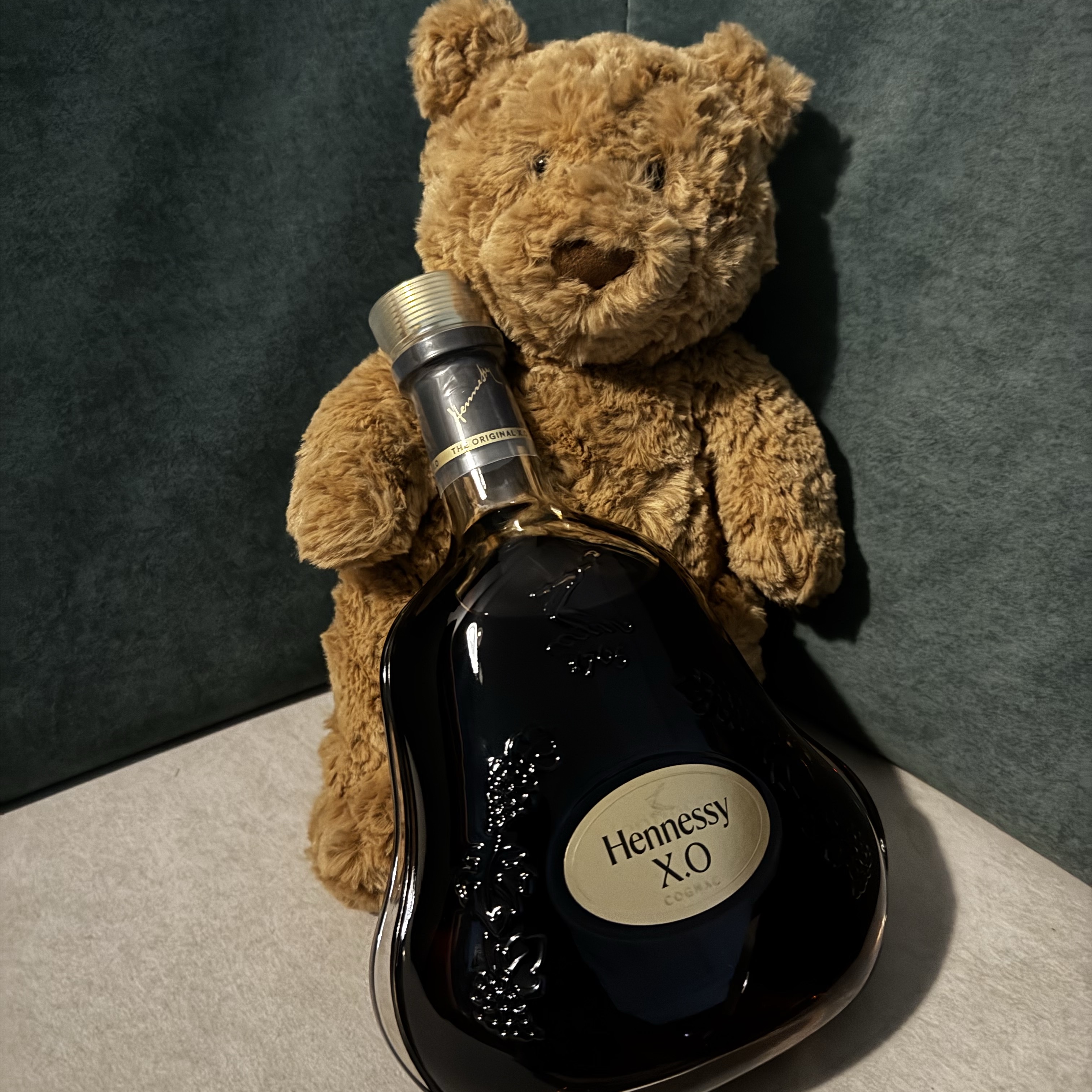Jellycat Bartholomew Bear Medium Brown 착용 스타일
