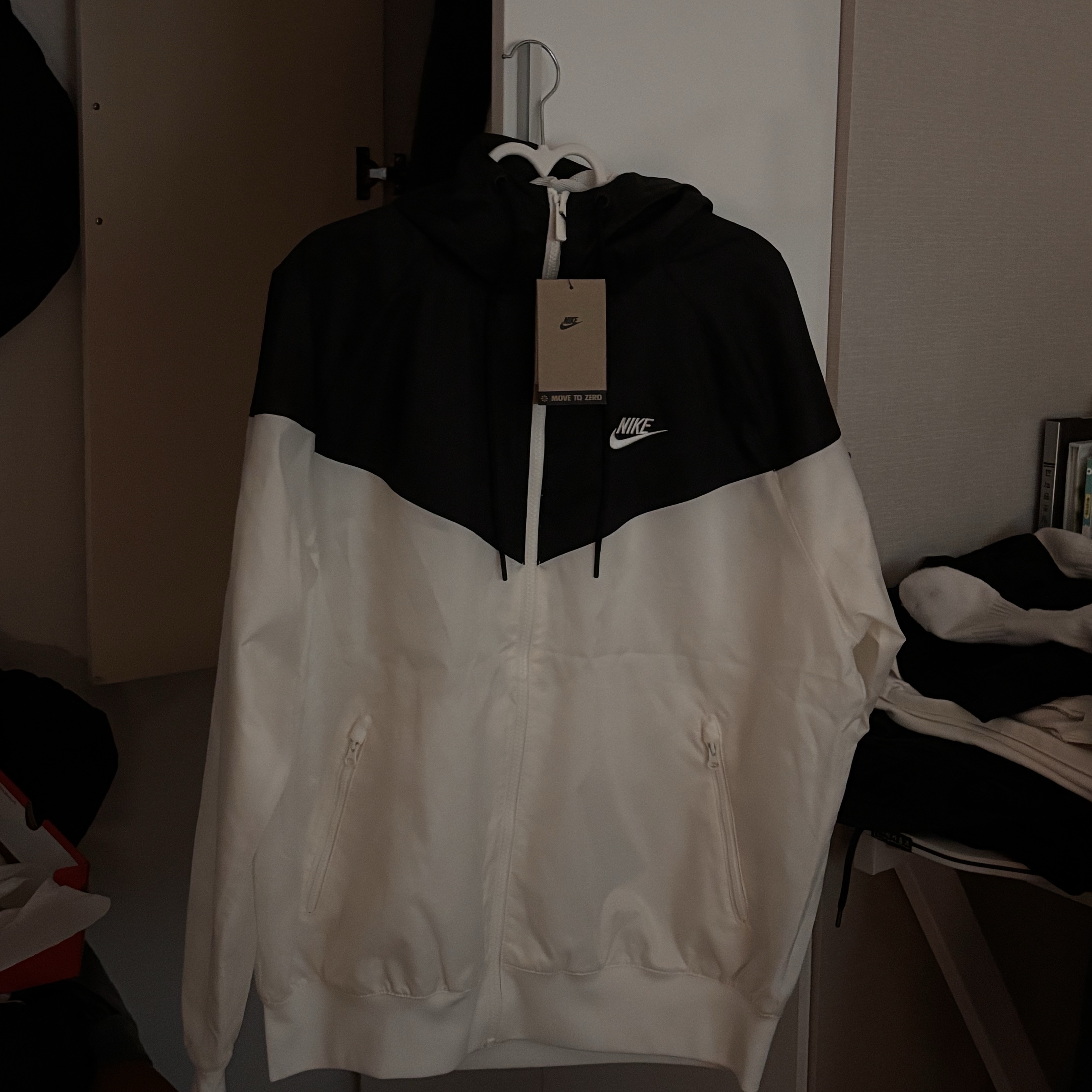 Nike NSW Windrunner Hooded Jacket Black Sail - Asia 착용 스타일
