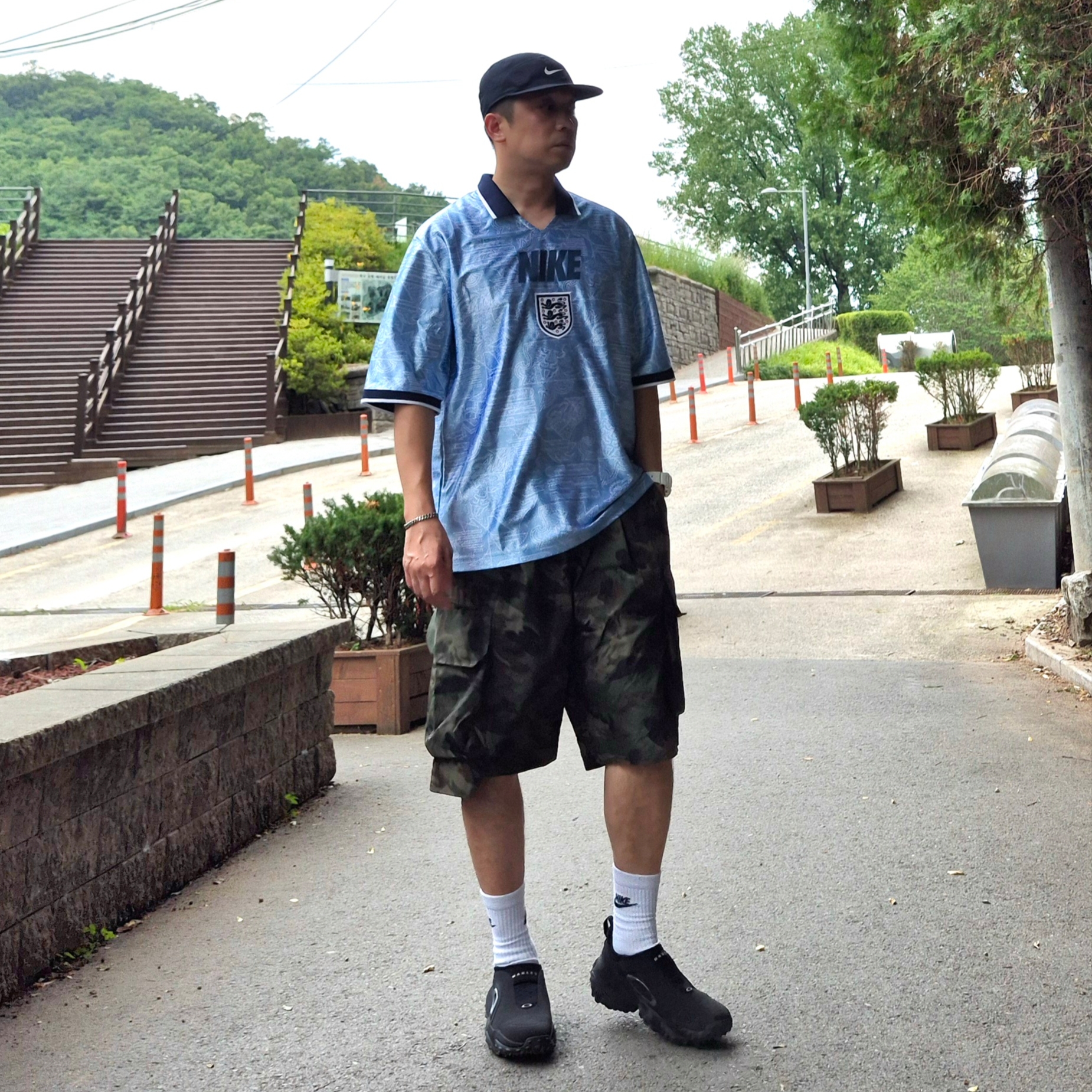 Oakley Edge Icon Blackout, Nike England Energy Dri-Fit Short Sleeve Soccer Top Work Blue White (IH1866-486) (Non Marking Ver.) 착용 스타일 - 2