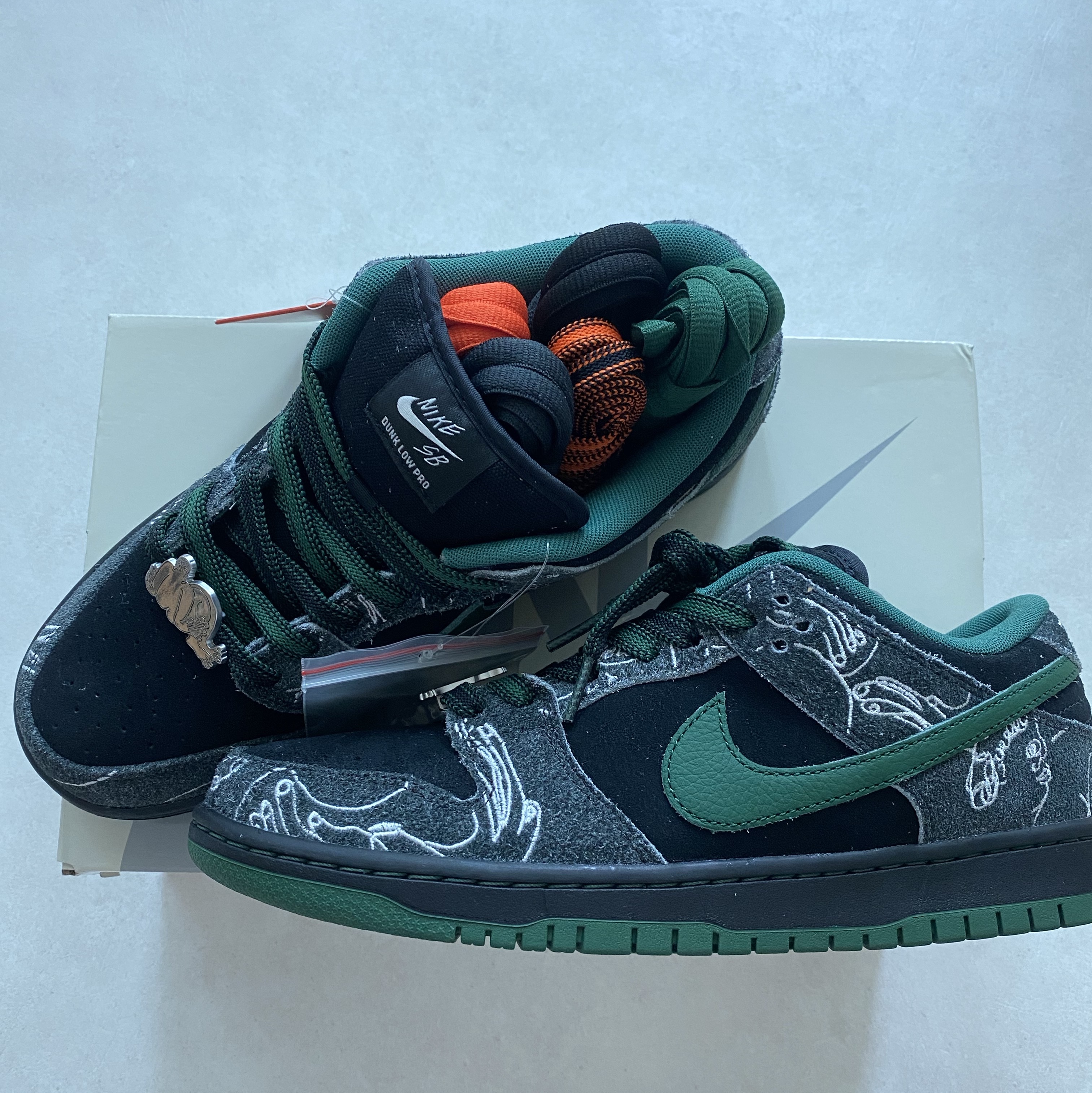 Nike x There SB Dunk Low Pro Anthracite and Gorge Green 착용 스타일