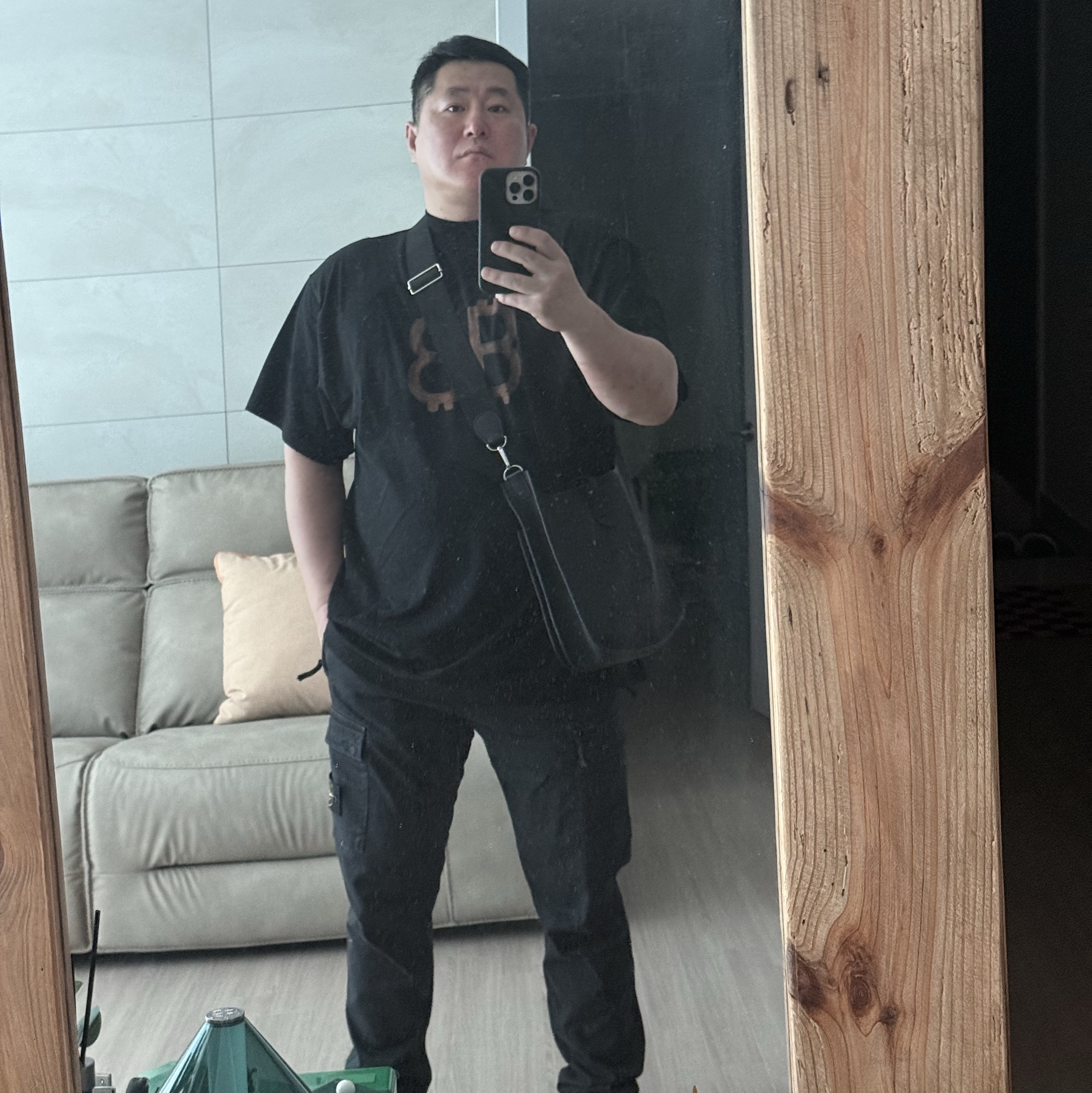 Balenciaga Oversized Crypto T-Shirt Faded Black 착용 스타일