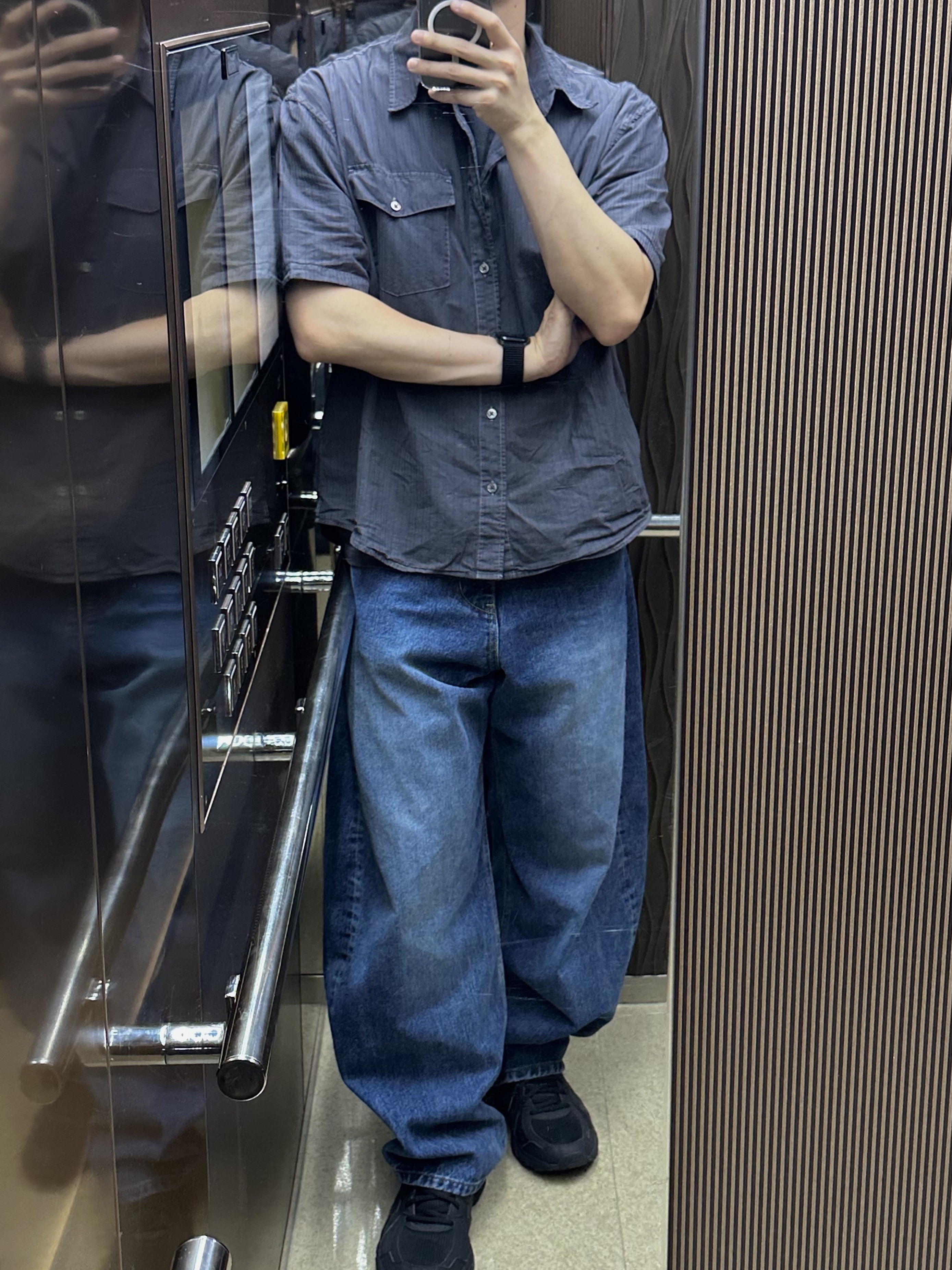 Hatchingroom Wide Curve Jeans Washed Blue, Asics Jog 100 T Black - 4E Extra Wide 착용 스타일
