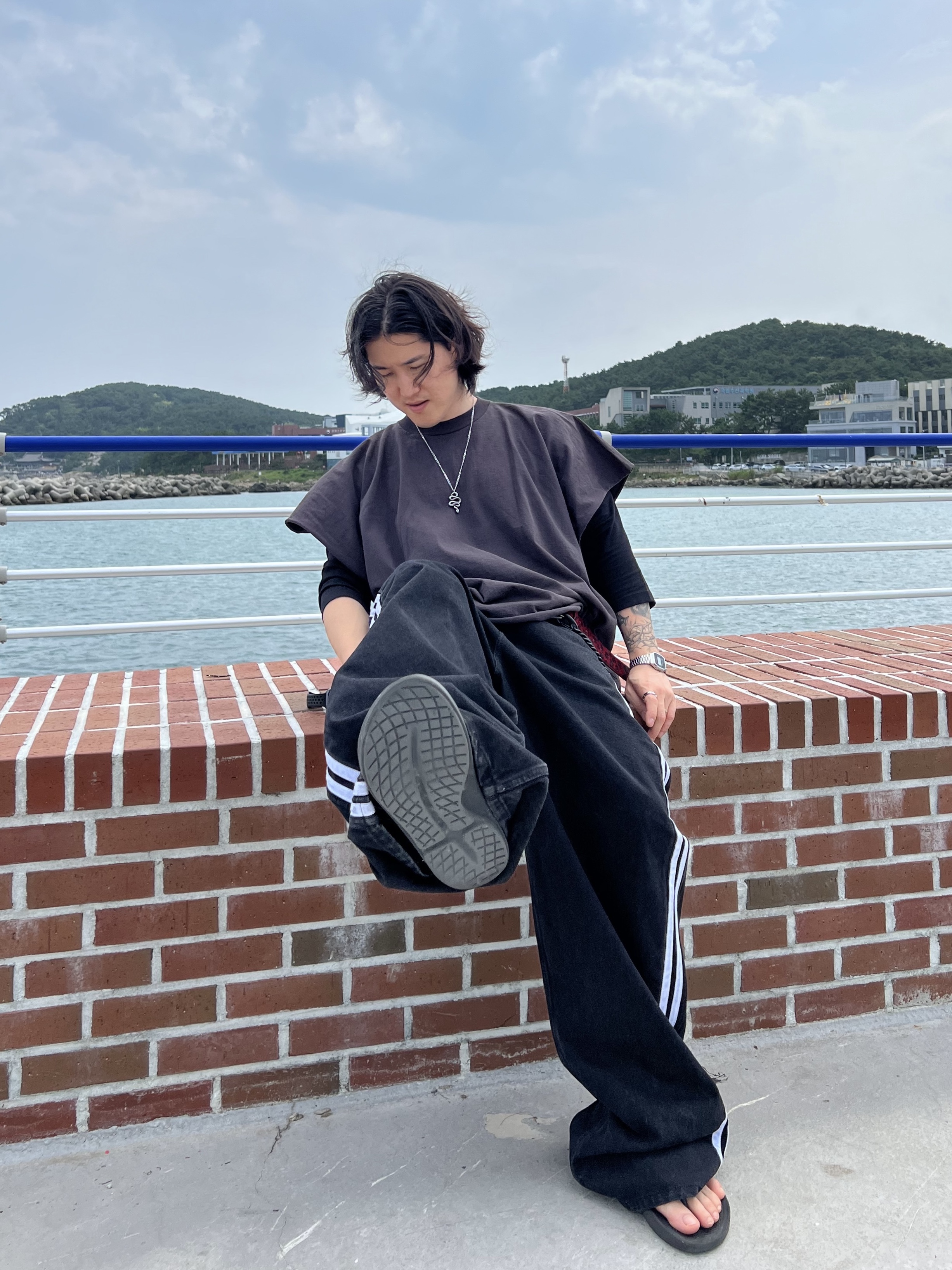 Yeezy One Box T-Shirt Black, Oofos x Andersson Bell OOriginal Flip Flop Black 착용 스타일 - 8