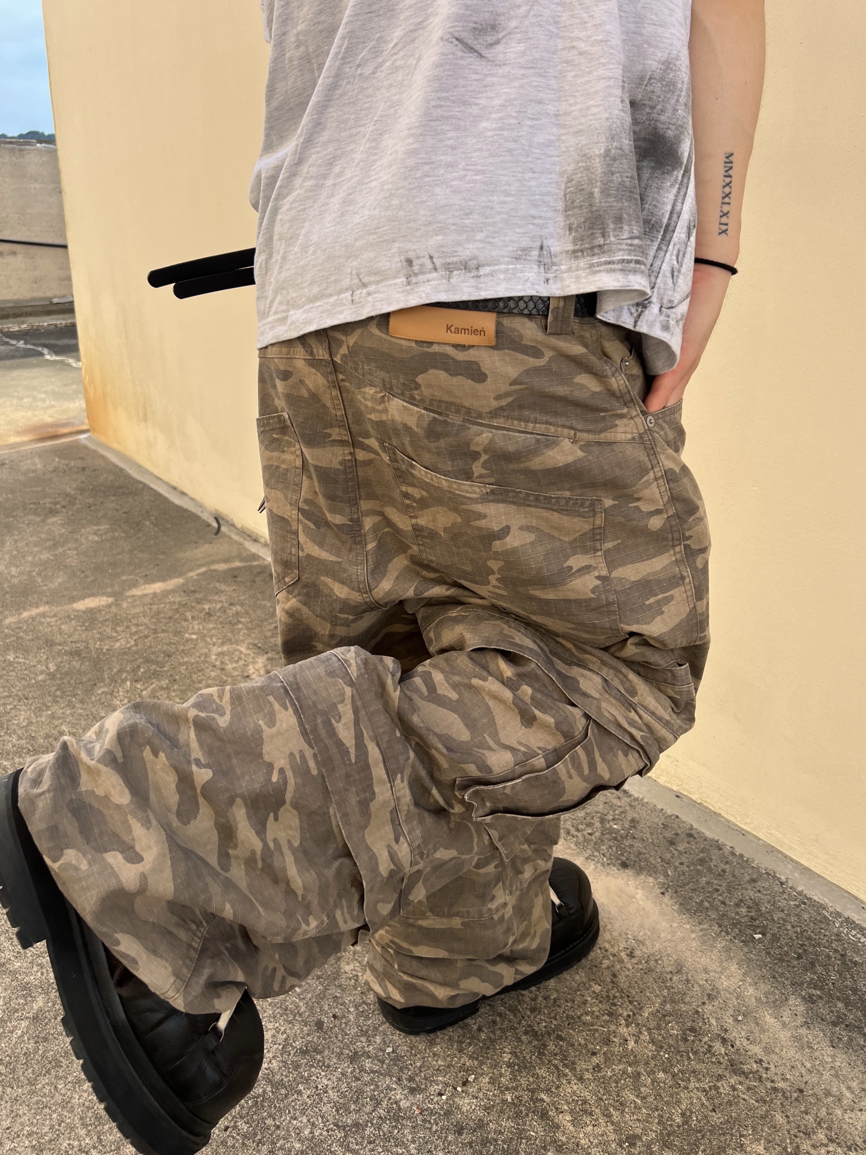 Epr. Layer Double Strap Belt, [KREAM Exclusive] Kamien Titan Baggy Pants Kream Camo 착용 스타일 - 5