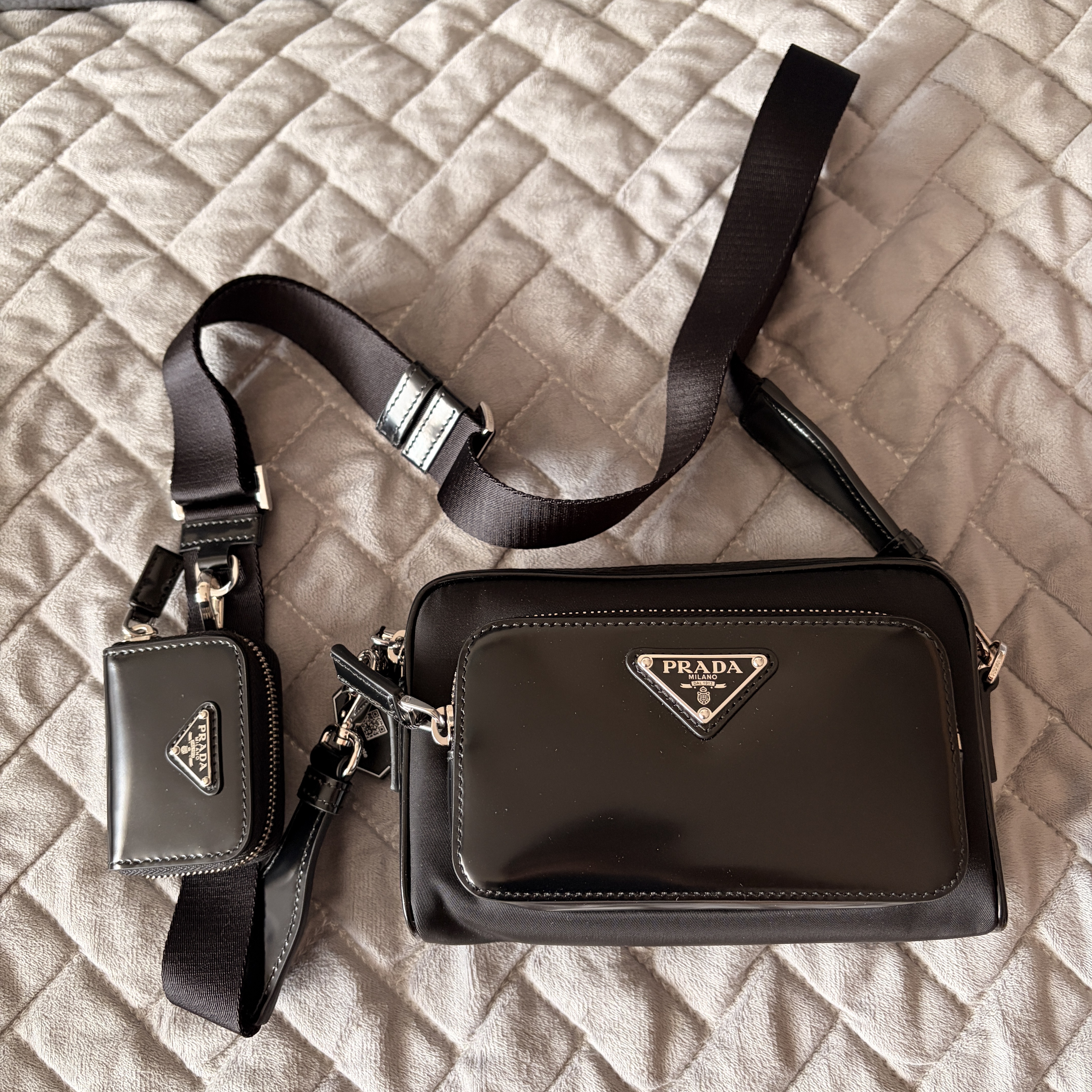 Prada Re-Nylon Brushed Leather Shoulder Bag Black 착용 스타일