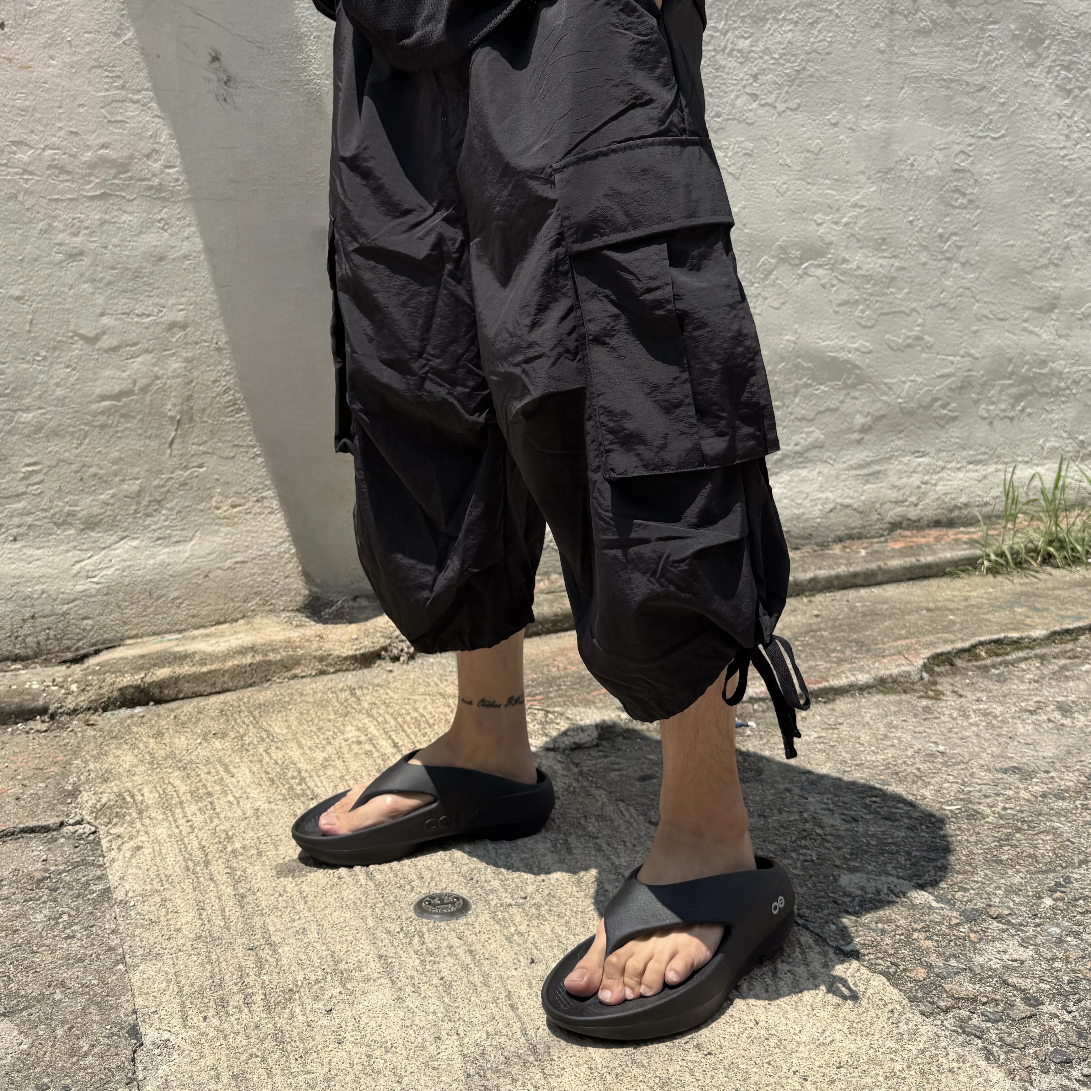 [10% 적립] OOFOS OOriginal + Black Unisex Flip-Flops 착용 스타일 - 2