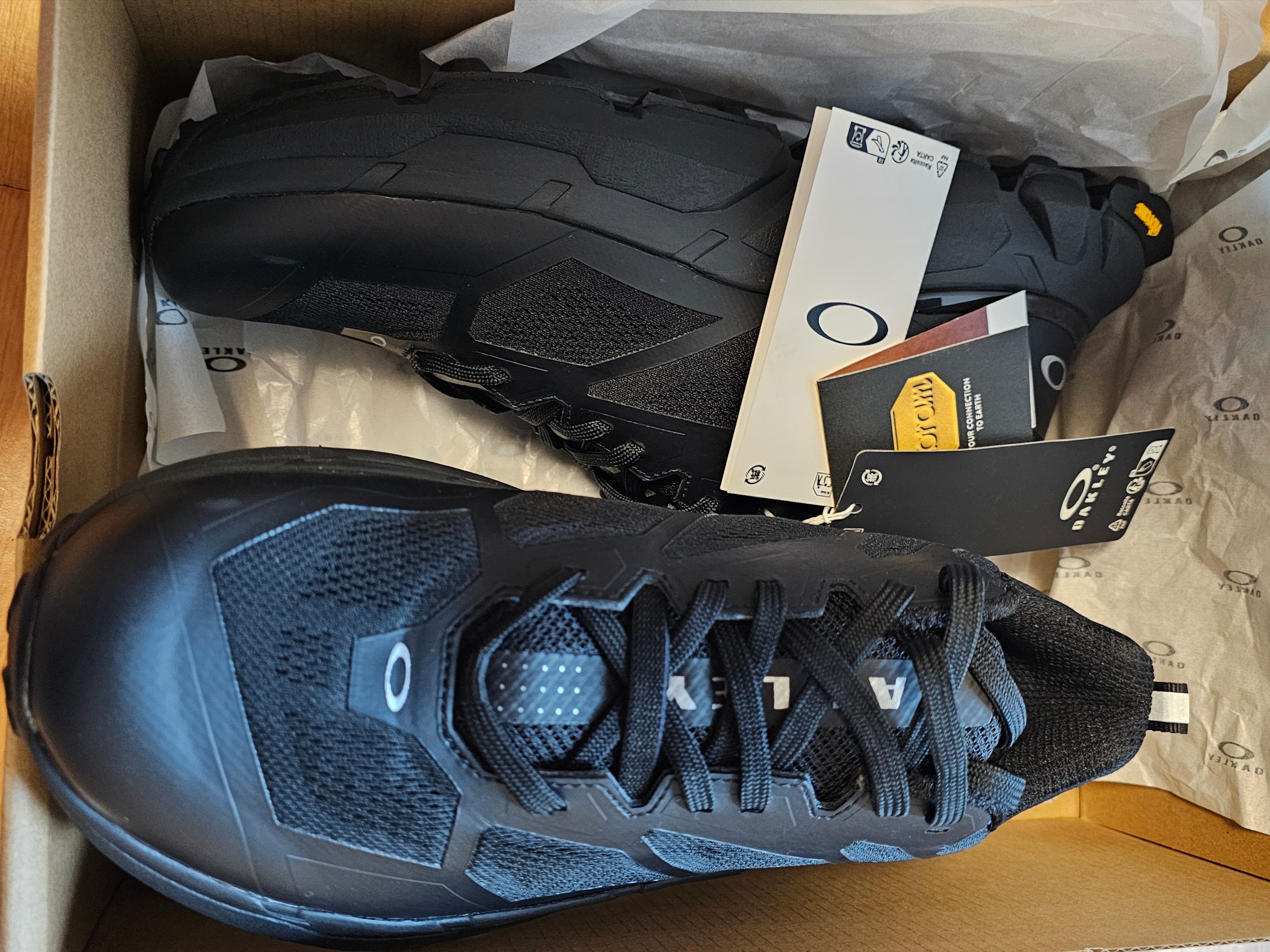 Oakley Light Breathe Triple Black 착용 스타일
