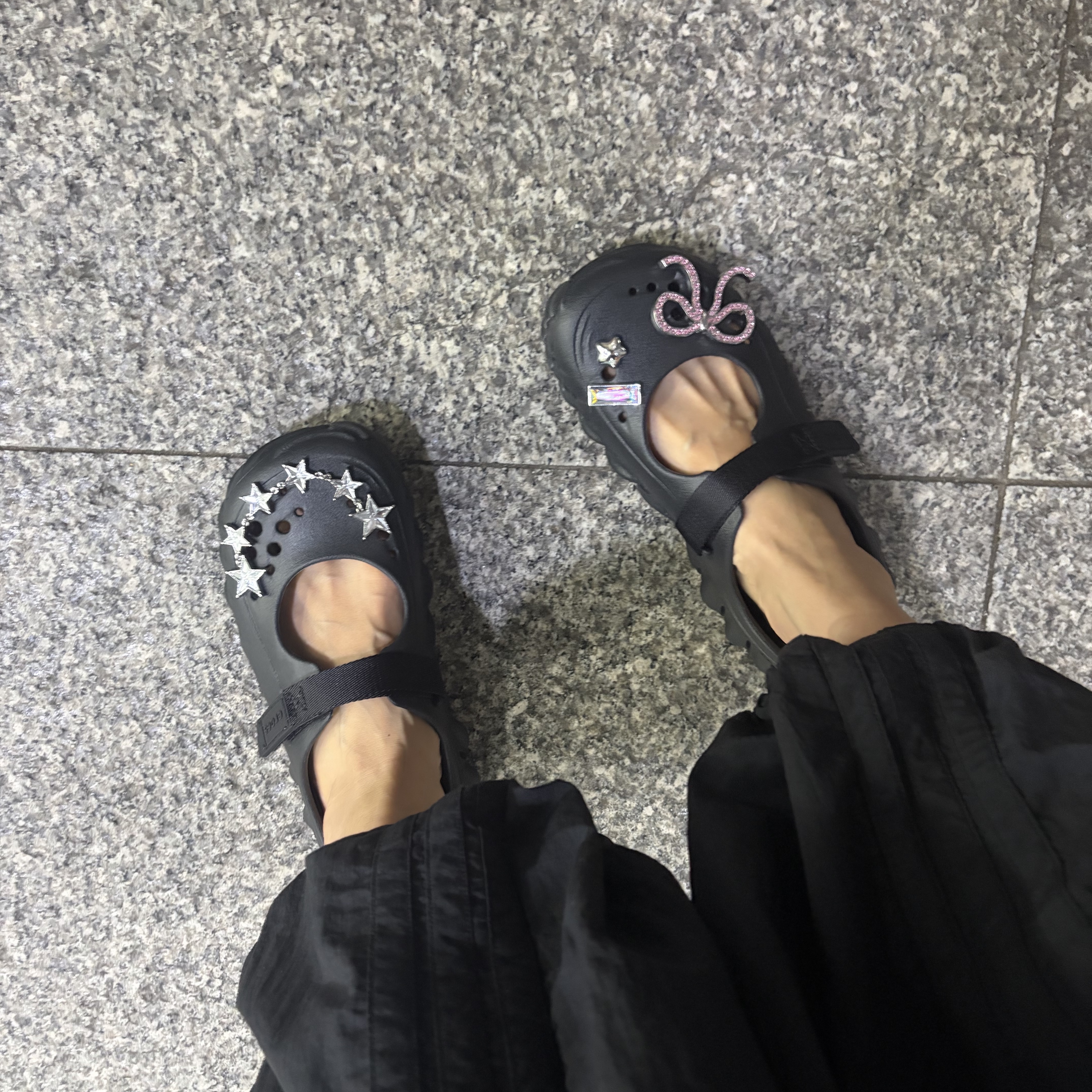(W) Crocs Echo Mary Jane Clog Black 착용 스타일 - 1