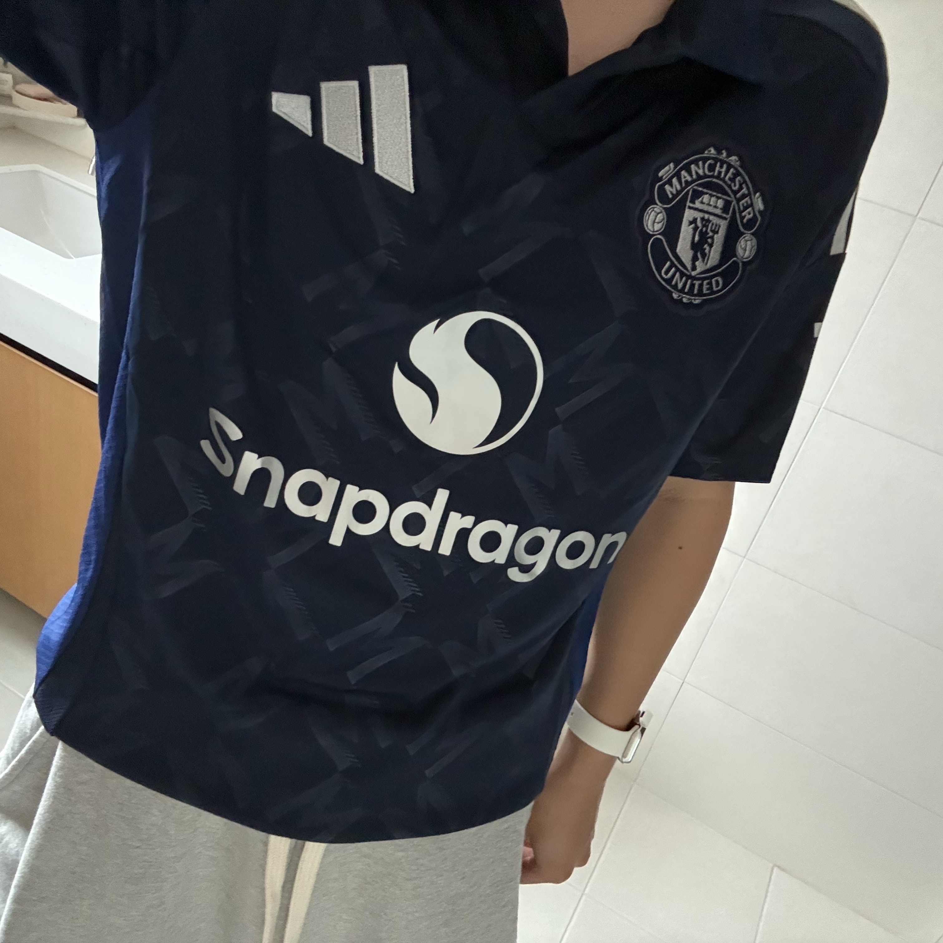 Adidas Manchester United 2024/25 Away Jersey Night Indigo - KR Sizing (Non Marking Ver.), Knitted Bermuda Traning Half Pants Melange Grey 착용 스타일 - 1