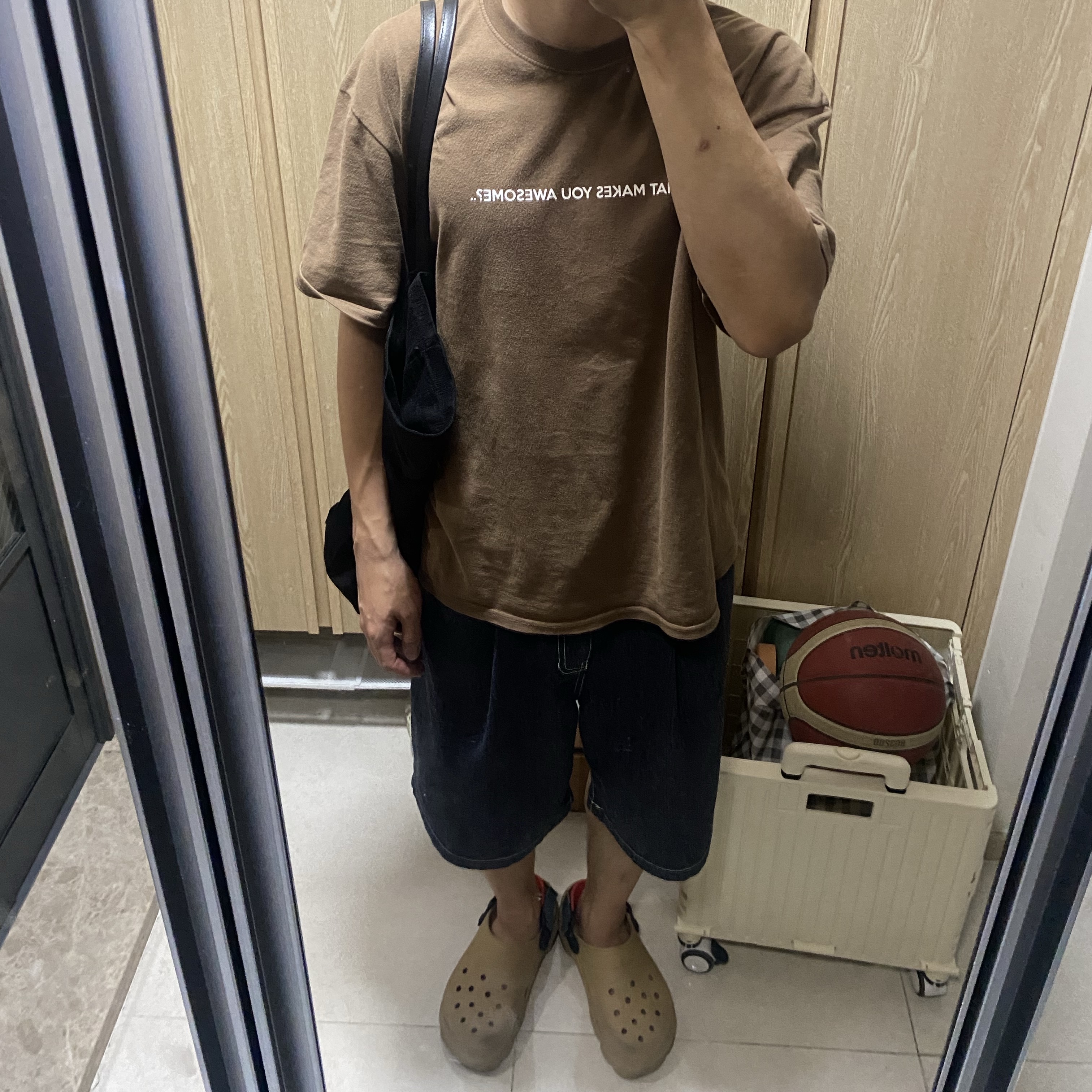 Xlim Synopsis 01 Bag Black, Crocs All Terrain Clog Khaki 착용 스타일