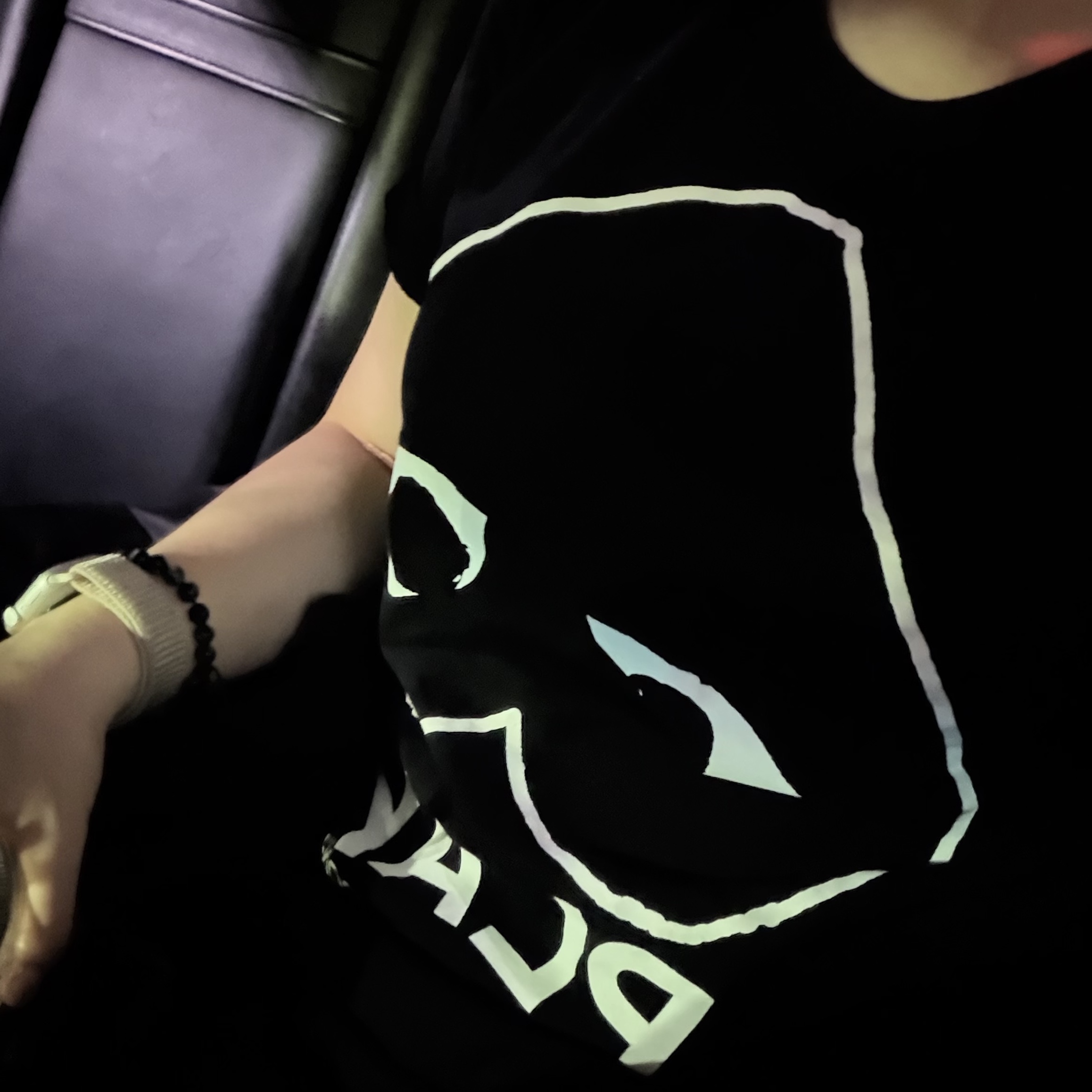 Play Comme Des Garcons Inverted Heart Logo T-Shirt Black 착용 스타일 - 1