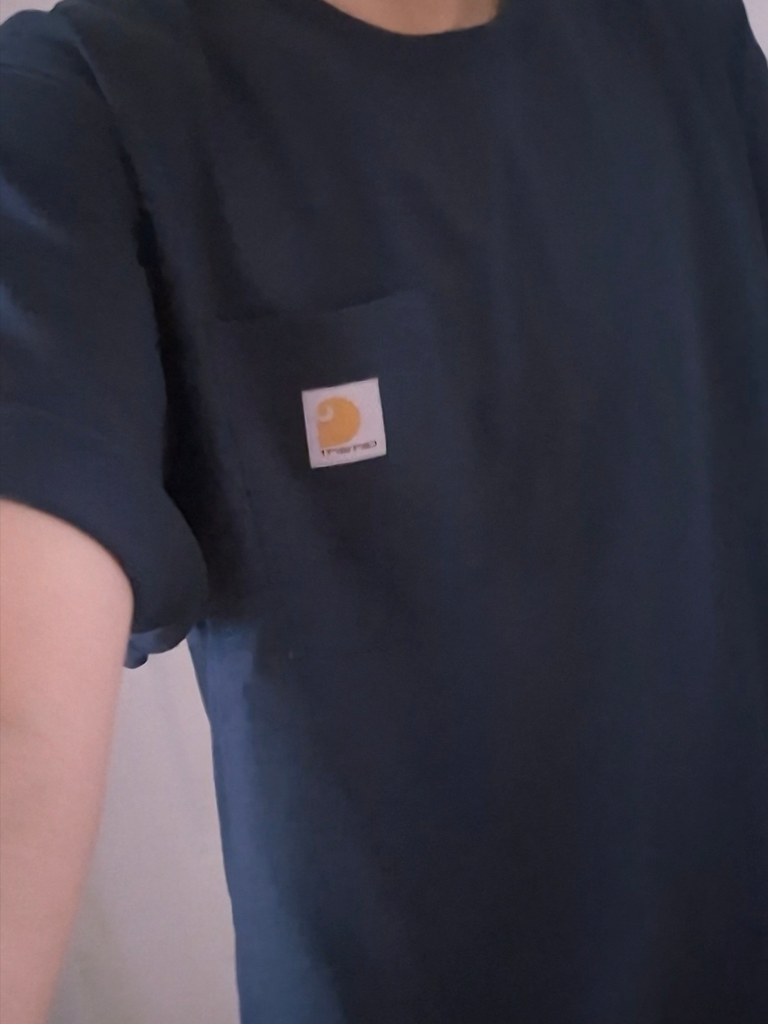 Carhartt Loose Fit Heavyweight Regular Short Sleeve Pocket T-Shirt Navy 착용 스타일