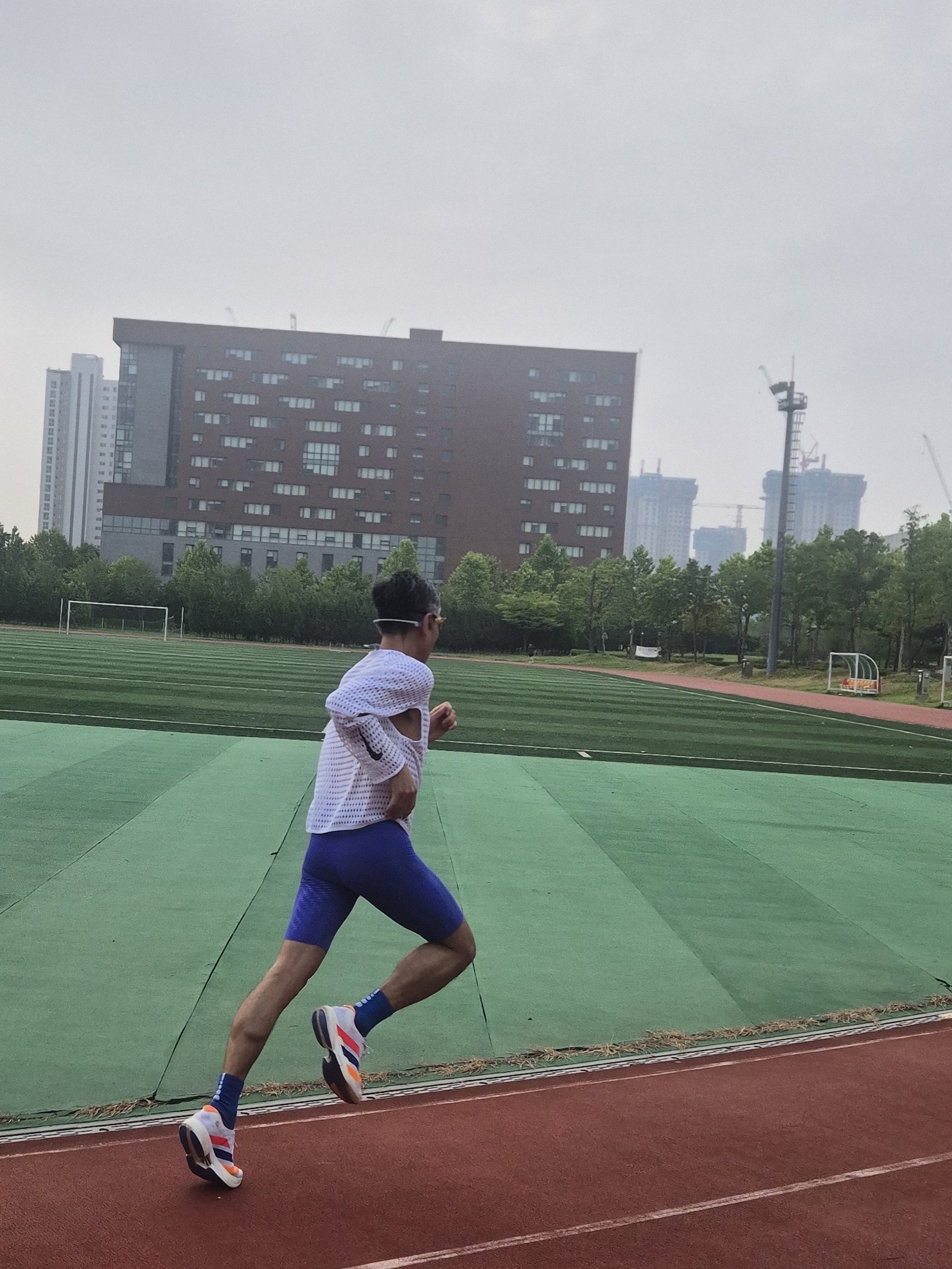 Nike ACG Radical Airflow NXT White Anthracite - Asia, Asics Metaspeed Tights Cobalt Burst 착용 스타일