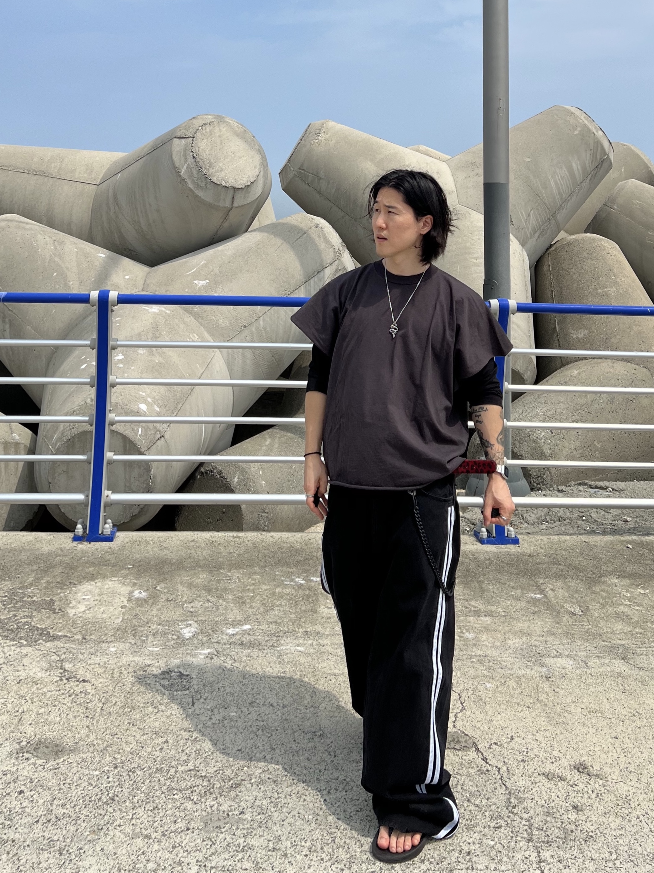 Yeezy One Box T-Shirt Black, Oofos x Andersson Bell OOriginal Flip Flop Black 착용 스타일 - 5