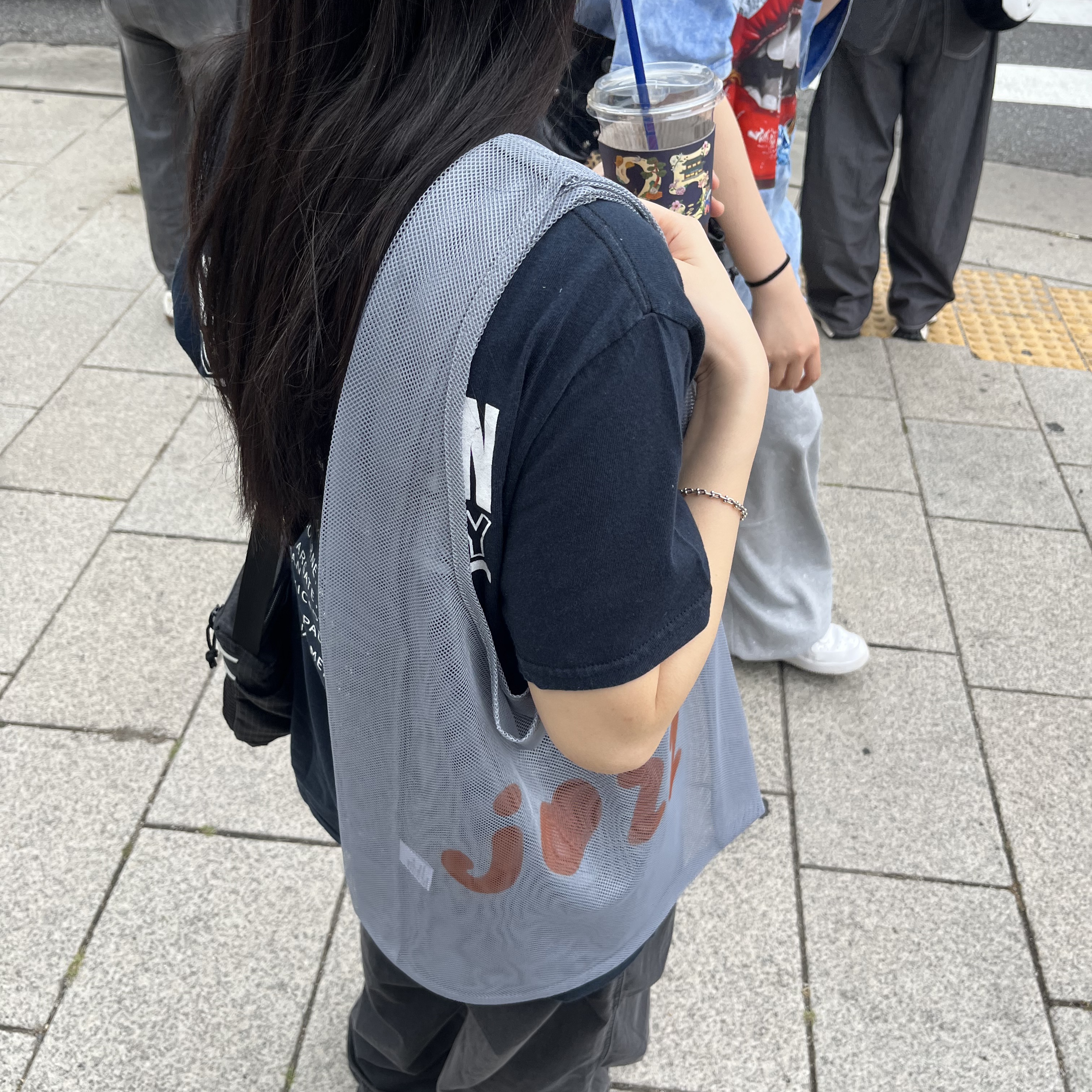 JAZZANDBAR Jazz Love Beach Mesh Bag Grey 착용 스타일