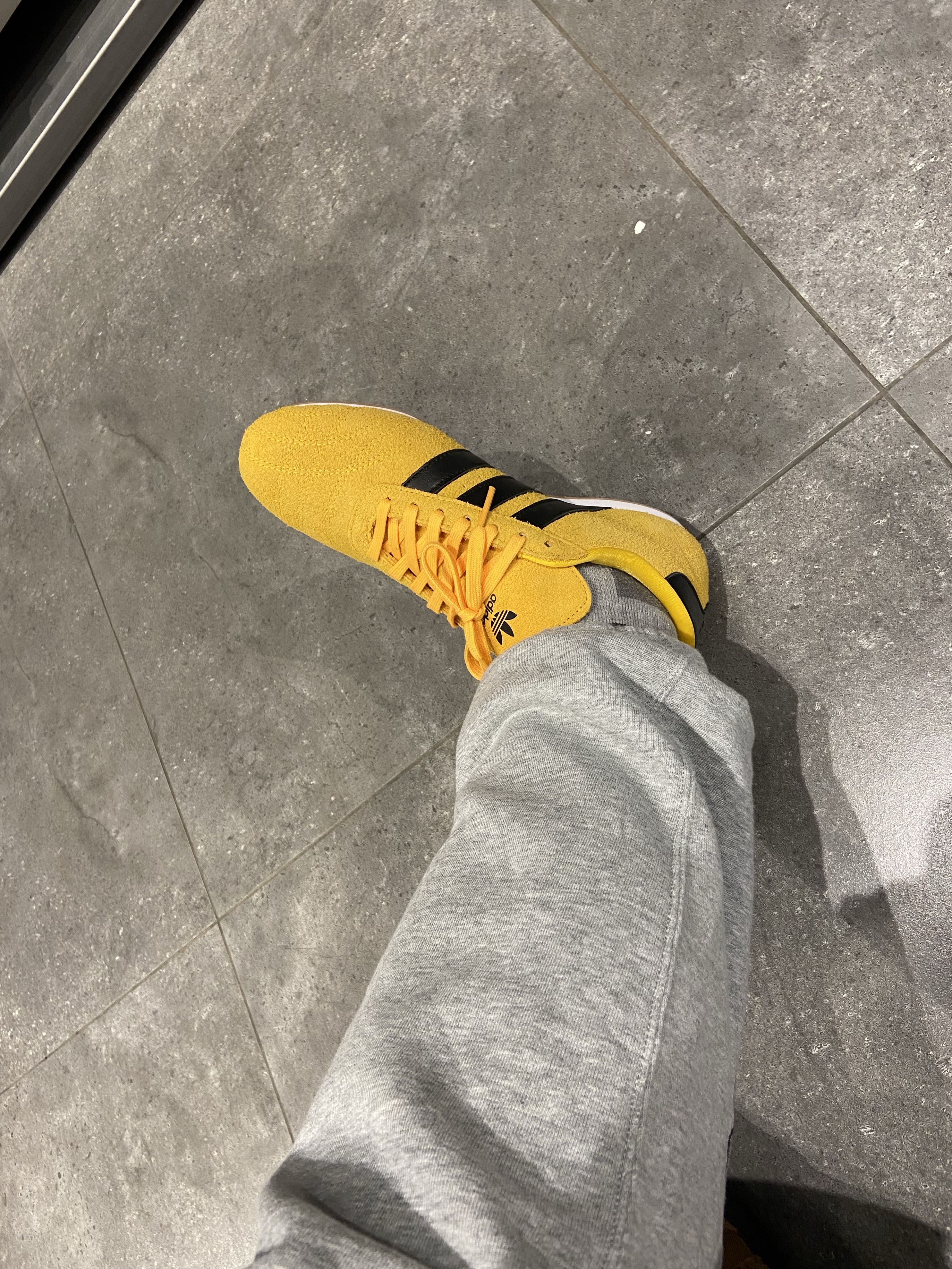 Adidas VS Jog 2.0 Yellow 착용 스타일