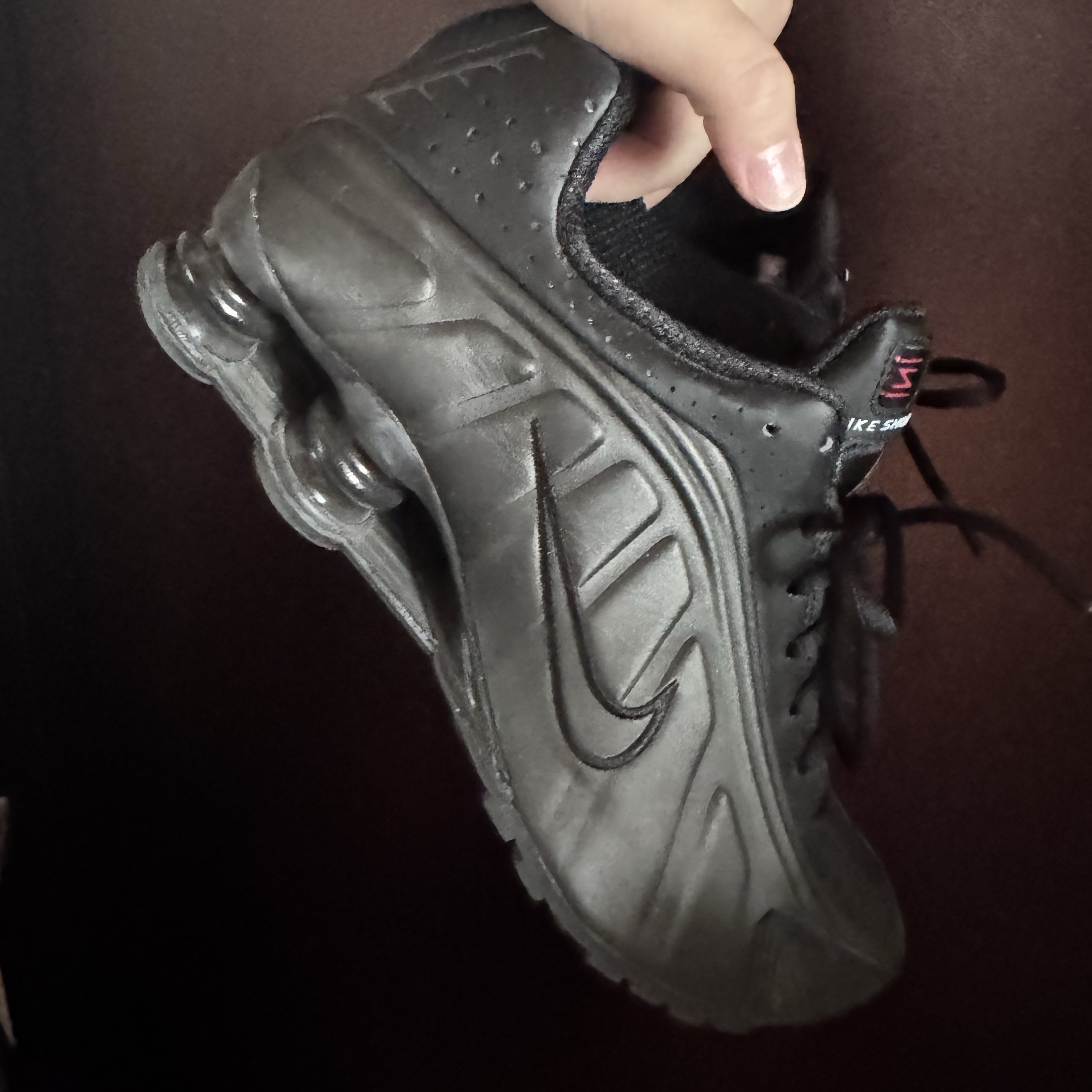 Nike Shox R4 Black Bright Crimson 착용 스타일