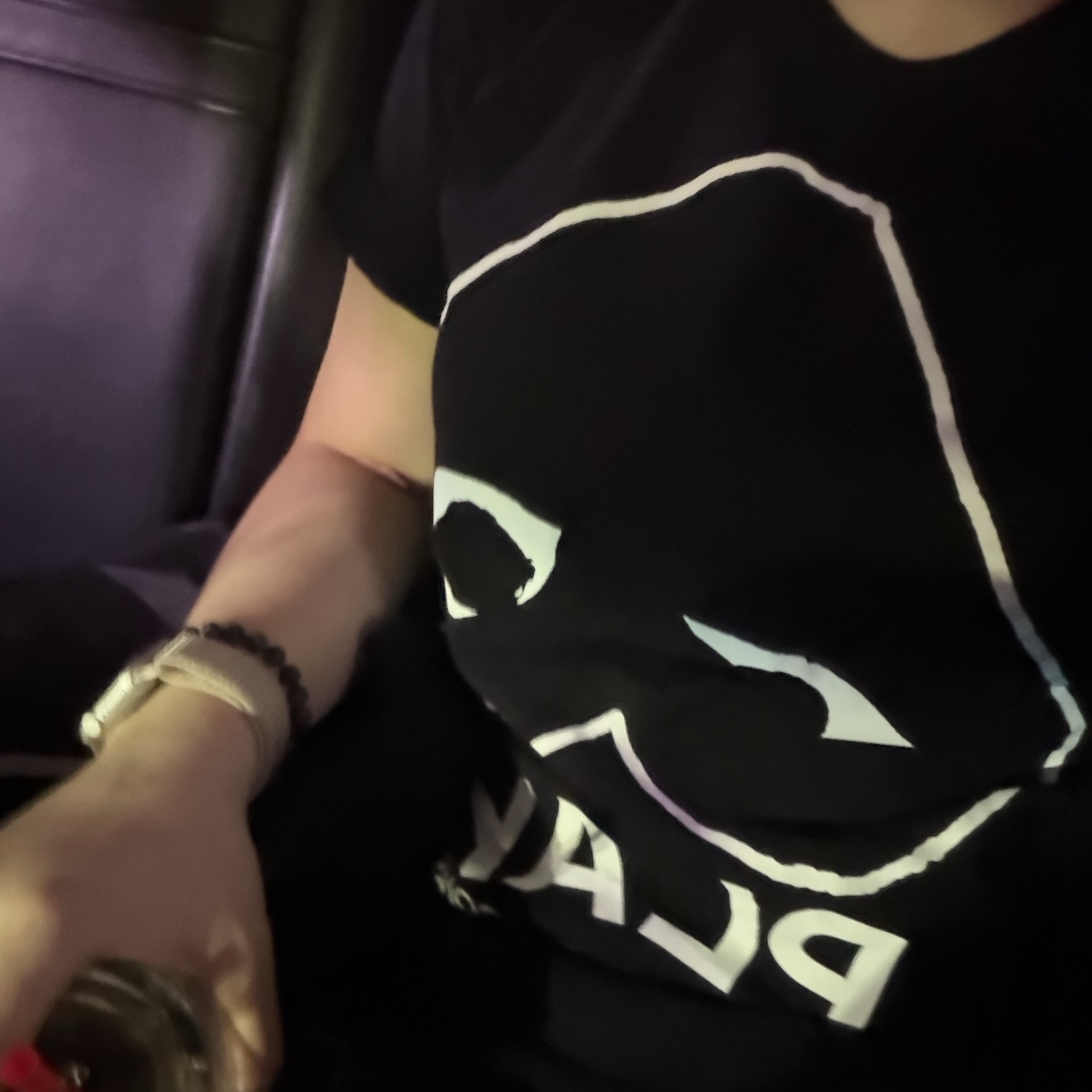 Play Comme Des Garcons Inverted Heart Logo T-Shirt Black 착용 스타일 - 2