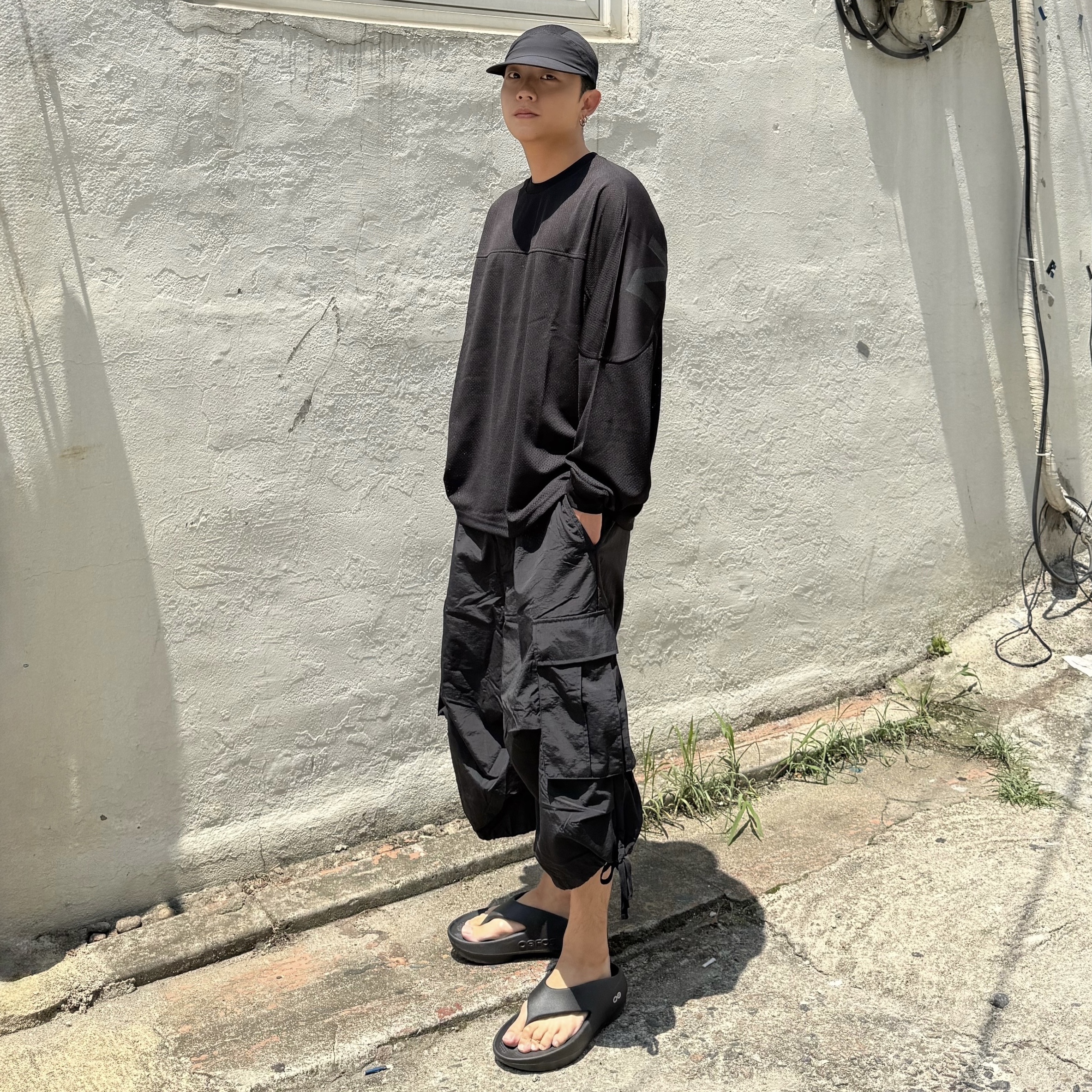 [10% 적립] OOFOS OOriginal + Black Unisex Flip-Flops 착용 스타일 - 1