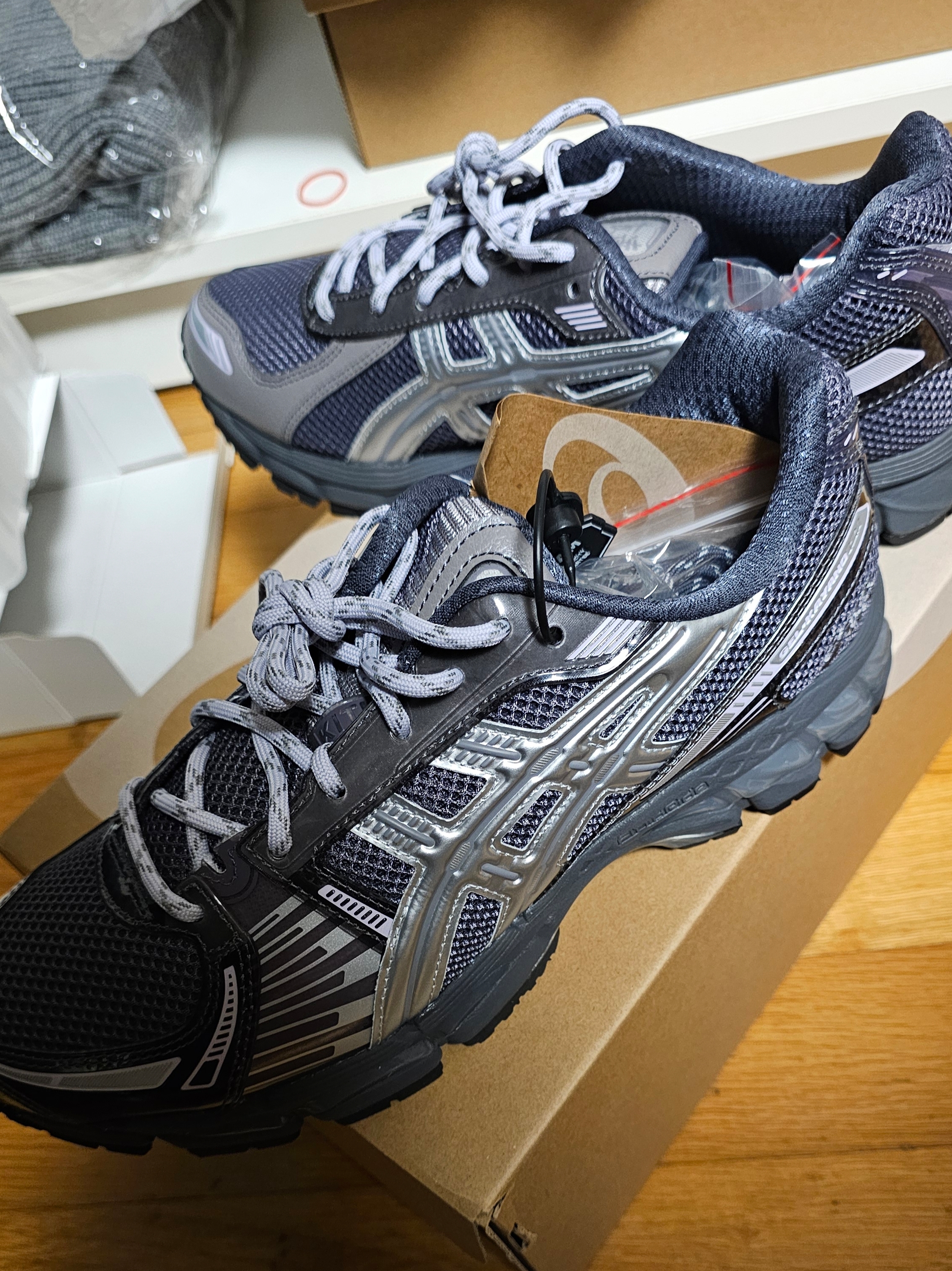 Asics x Kith Gel-Kayano 12.1 Tornado Pure Silver 착용 스타일