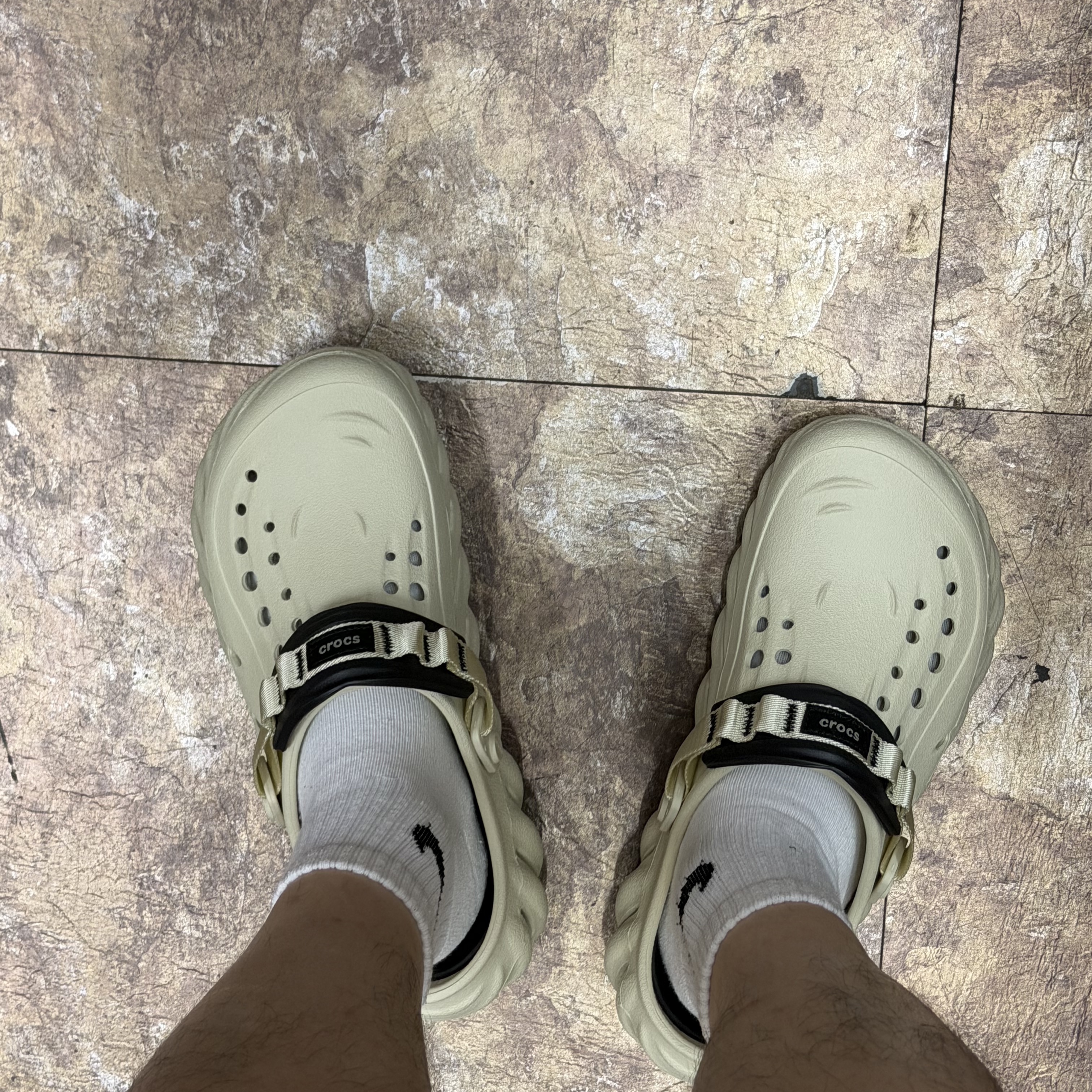 Crocs Echo Clog Bone Black 착용 스타일